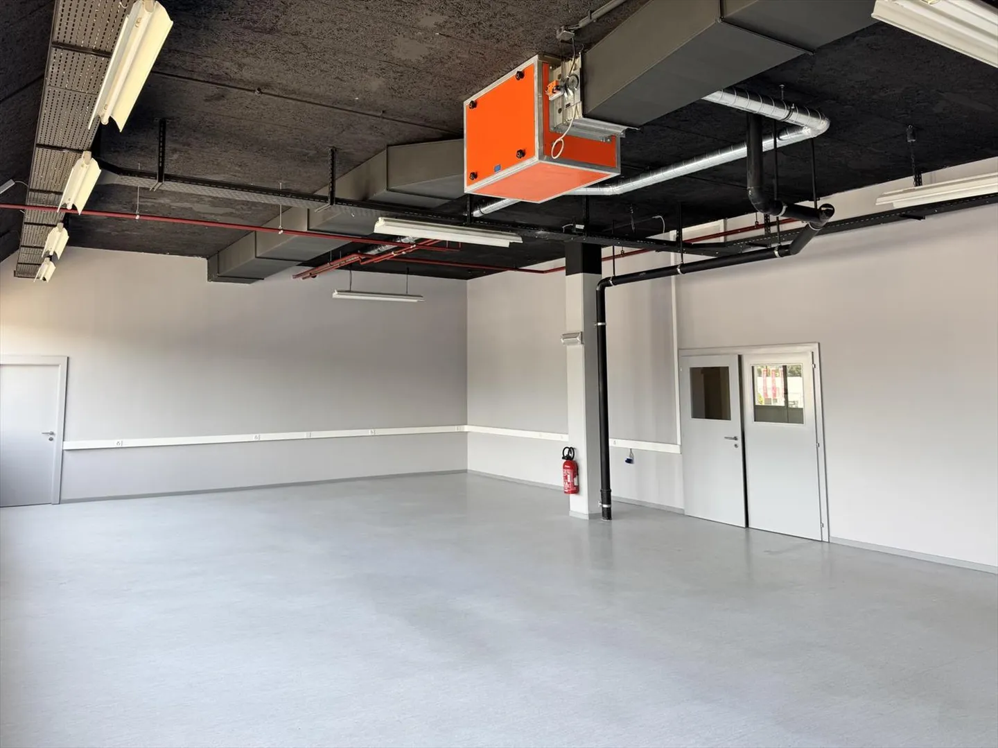 Atelier lumineux de 365 m² à Meyrin - Photo 2 sur 9