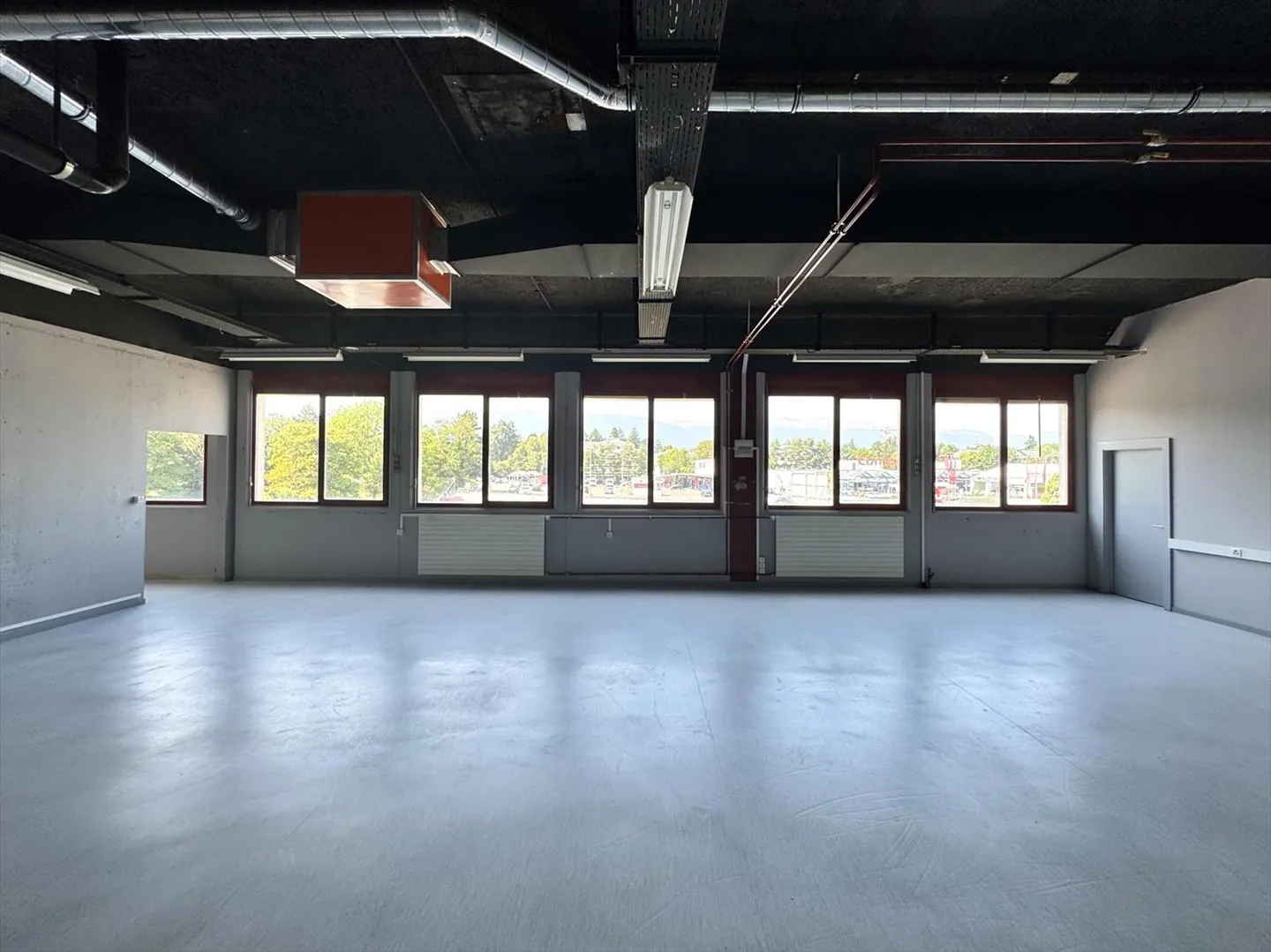 Atelier lumineux de 365 m² à Meyrin - Photo 1 sur 9