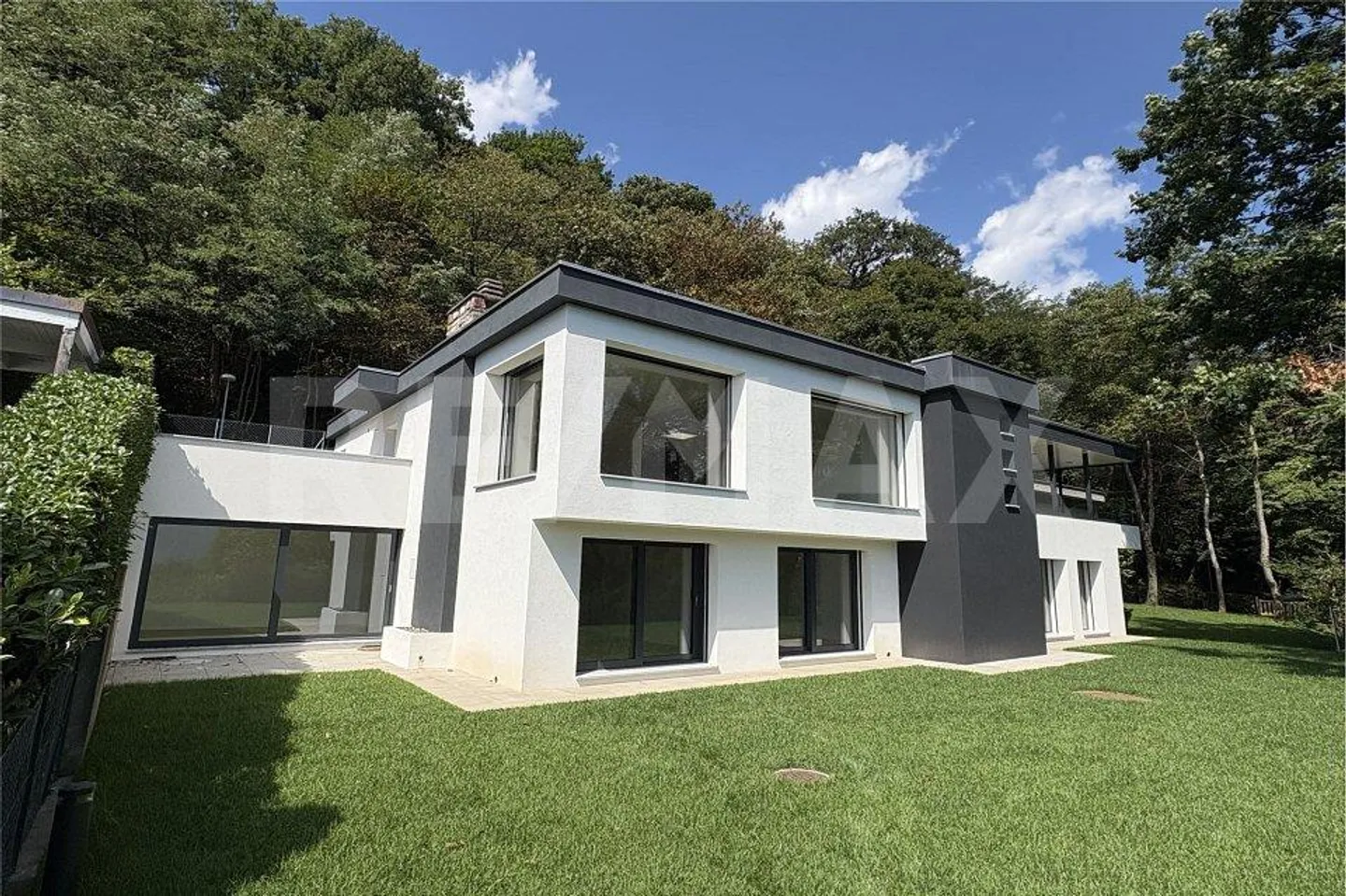 Luminosa villa con vista aperta - Foto 1 di 13