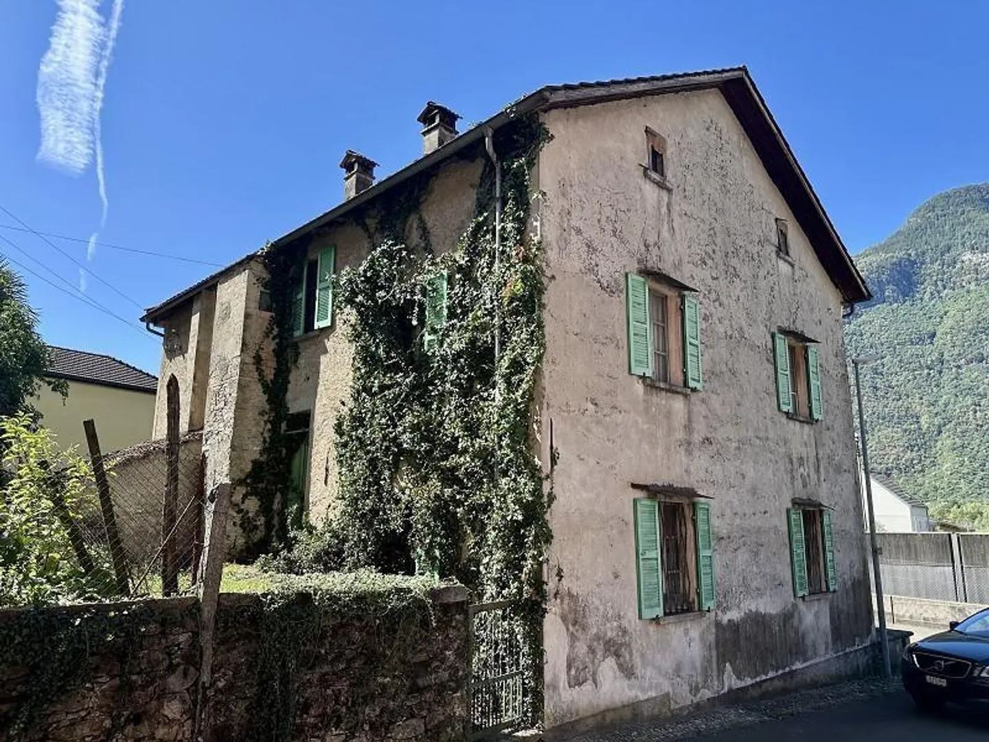 Grande maison de village à agrandir avec terrain à bâtir dans un endroit central avec vue... - Photo 1 sur 25