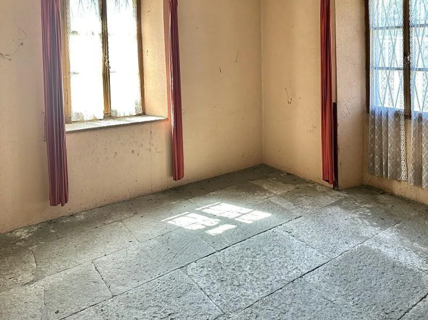 Grande maison de village à agrandir avec terrain à bâtir dans un endroit central avec vue... - Photo 3 sur 25