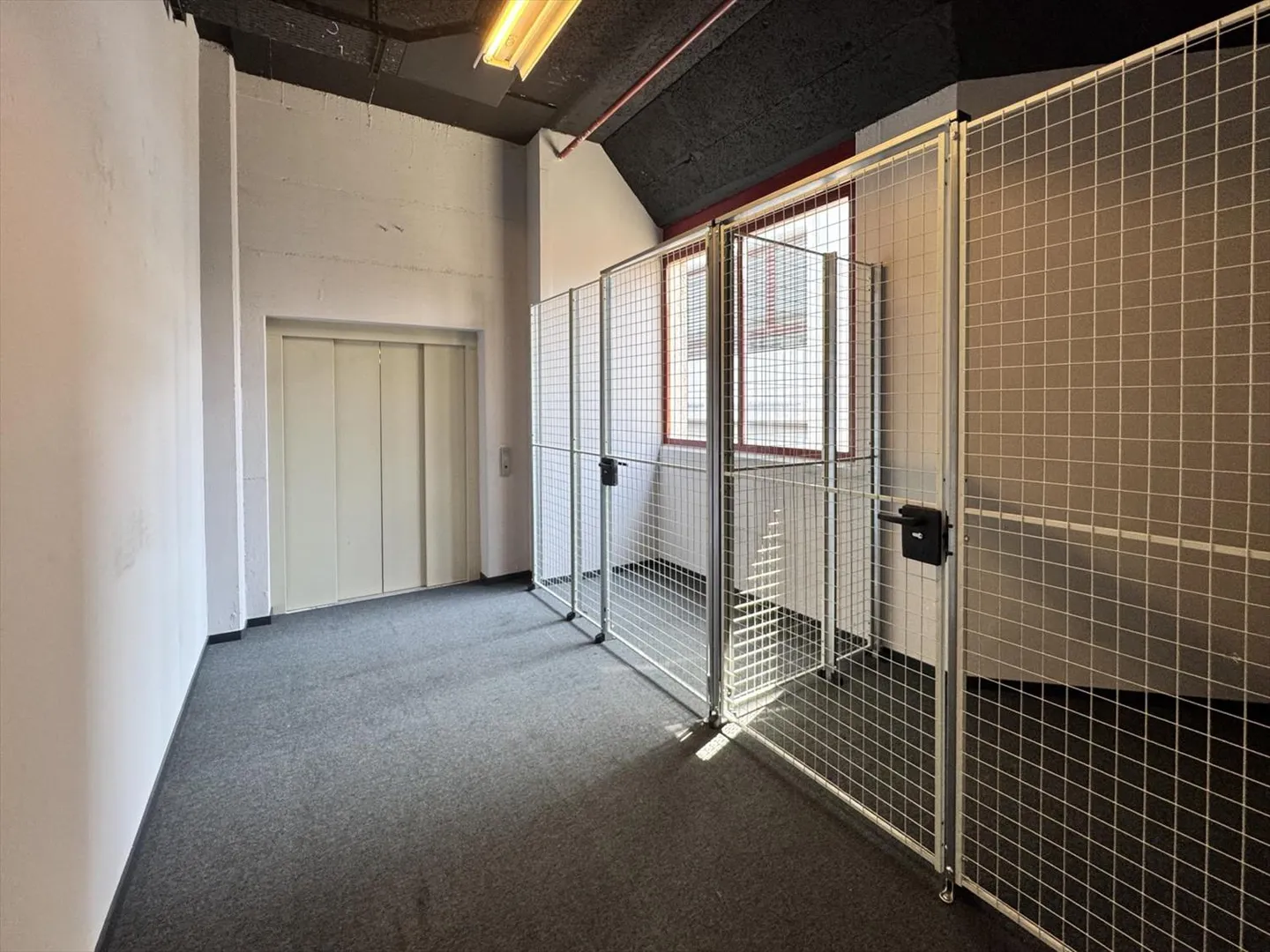 Atelier lumineux de 365 m² à Meyrin - Photo 5 sur 9