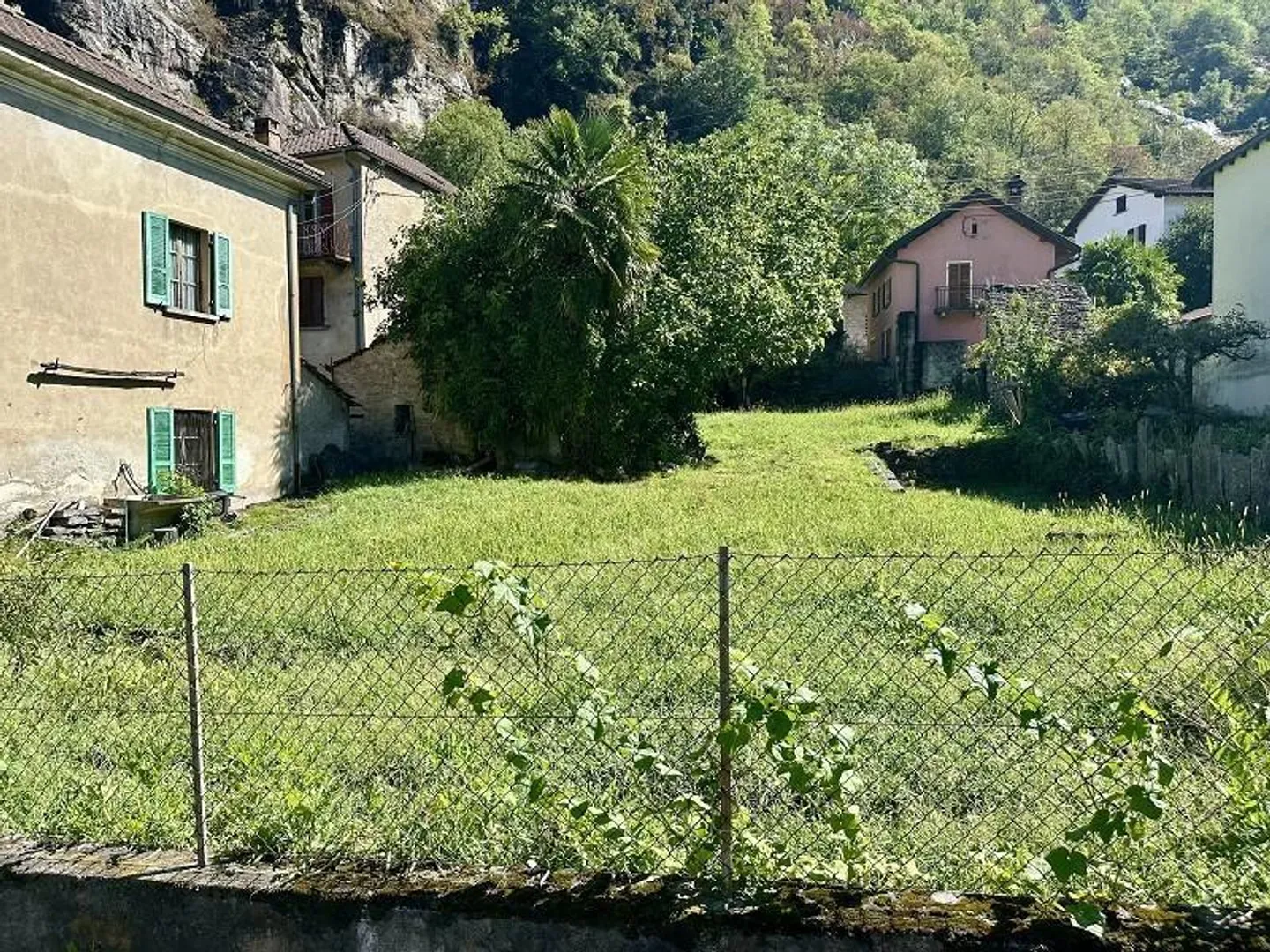 Grande maison de village à agrandir avec terrain à bâtir dans un endroit central avec vue... - Photo 18 sur 25