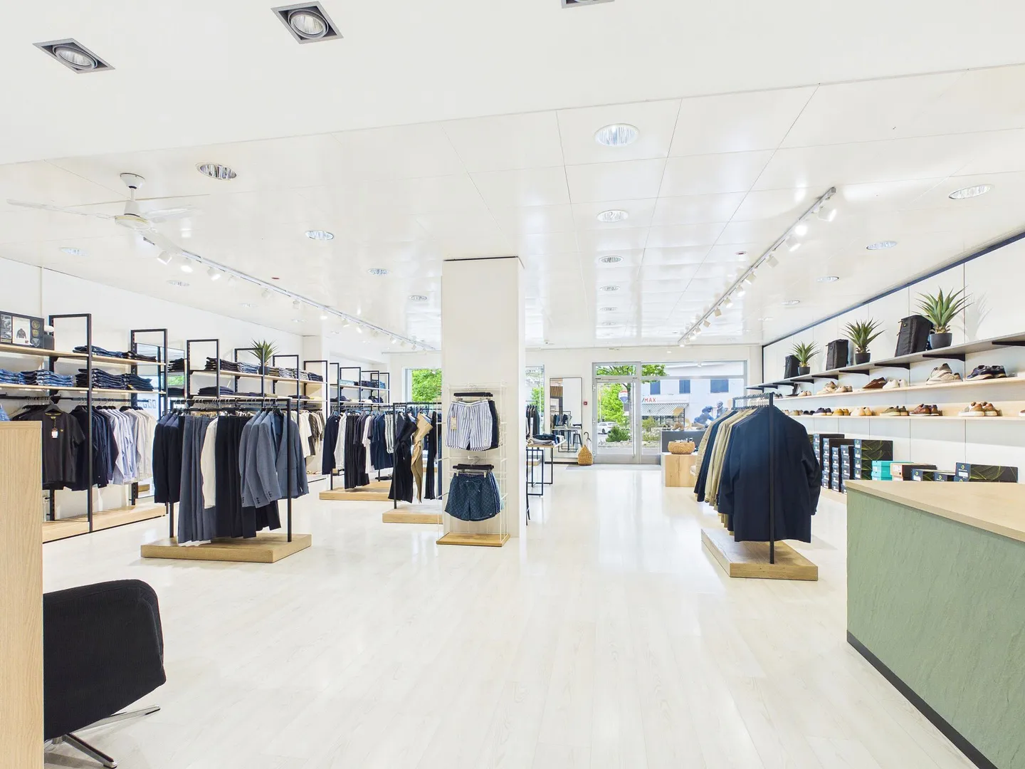 Spazioso spazio commerciale rappresentativo in posizione privilegiata - Foto 2 di 16