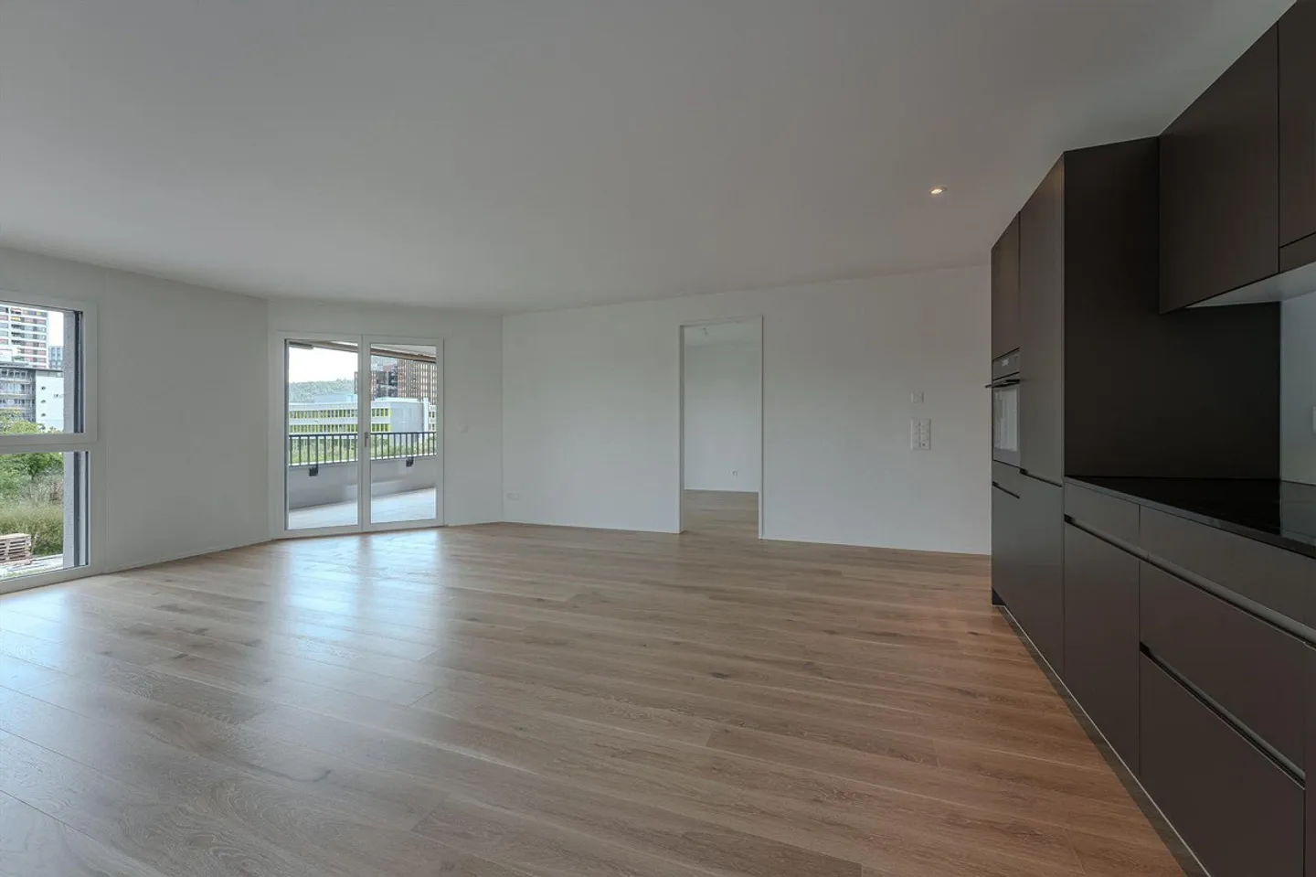 Modern living in Zurich-Seebach - bright 3.5-room apartment with balcony - Photo 2 of 9