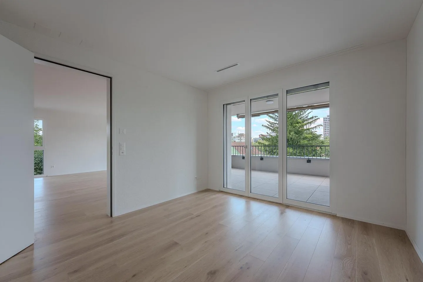 Modern living in Zurich-Seebach - bright 3.5-room apartment with balcony - Photo 4 of 9