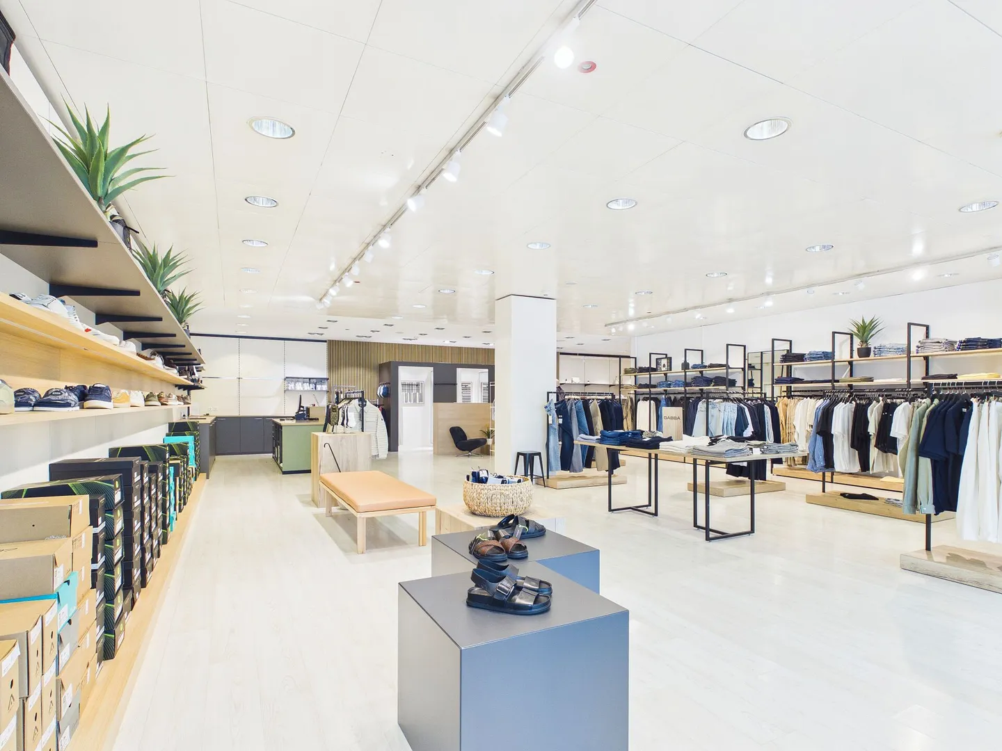 Spazioso spazio commerciale rappresentativo in posizione privilegiata - Foto 11 di 16