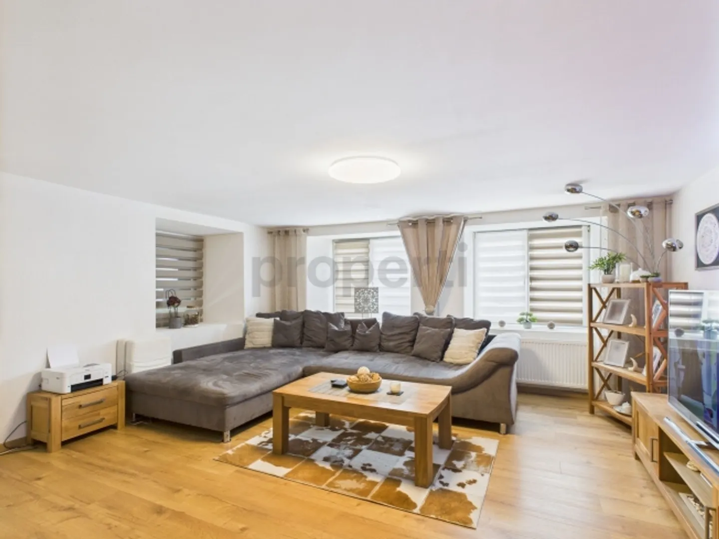 Grosszügiges Eck-Reihenhaus mit Studio, sonnigem Balkon und Bergsicht - Foto 1 von 12