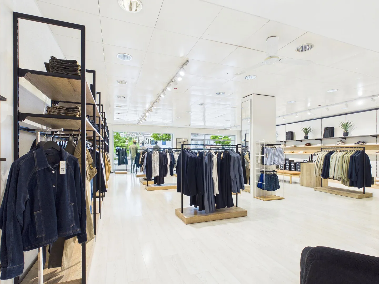 Spazioso spazio commerciale rappresentativo in posizione privilegiata - Foto 6 di 16