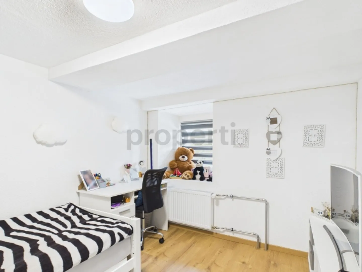 Grosszügiges Eck-Reihenhaus mit Studio, sonnigem Balkon und Bergsicht - Foto 5 von 12