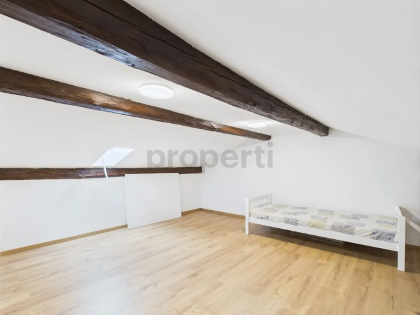 Grosszügiges Eck-Reihenhaus mit Studio, sonnigem Balkon und Bergsicht - Foto 6 von 12