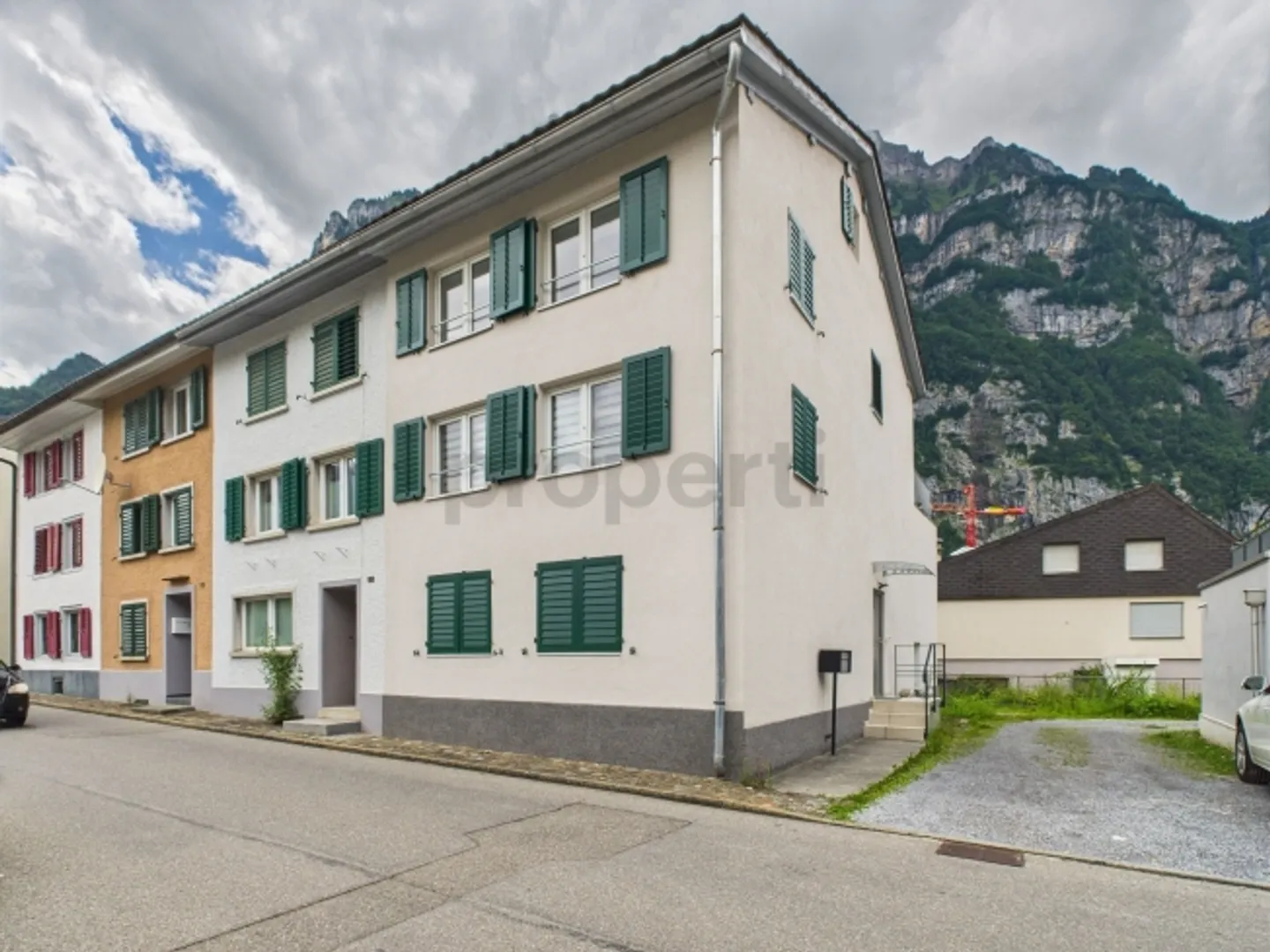 Grosszügiges Eck-Reihenhaus mit Studio, sonnigem Balkon und Bergsicht - Foto 11 von 12