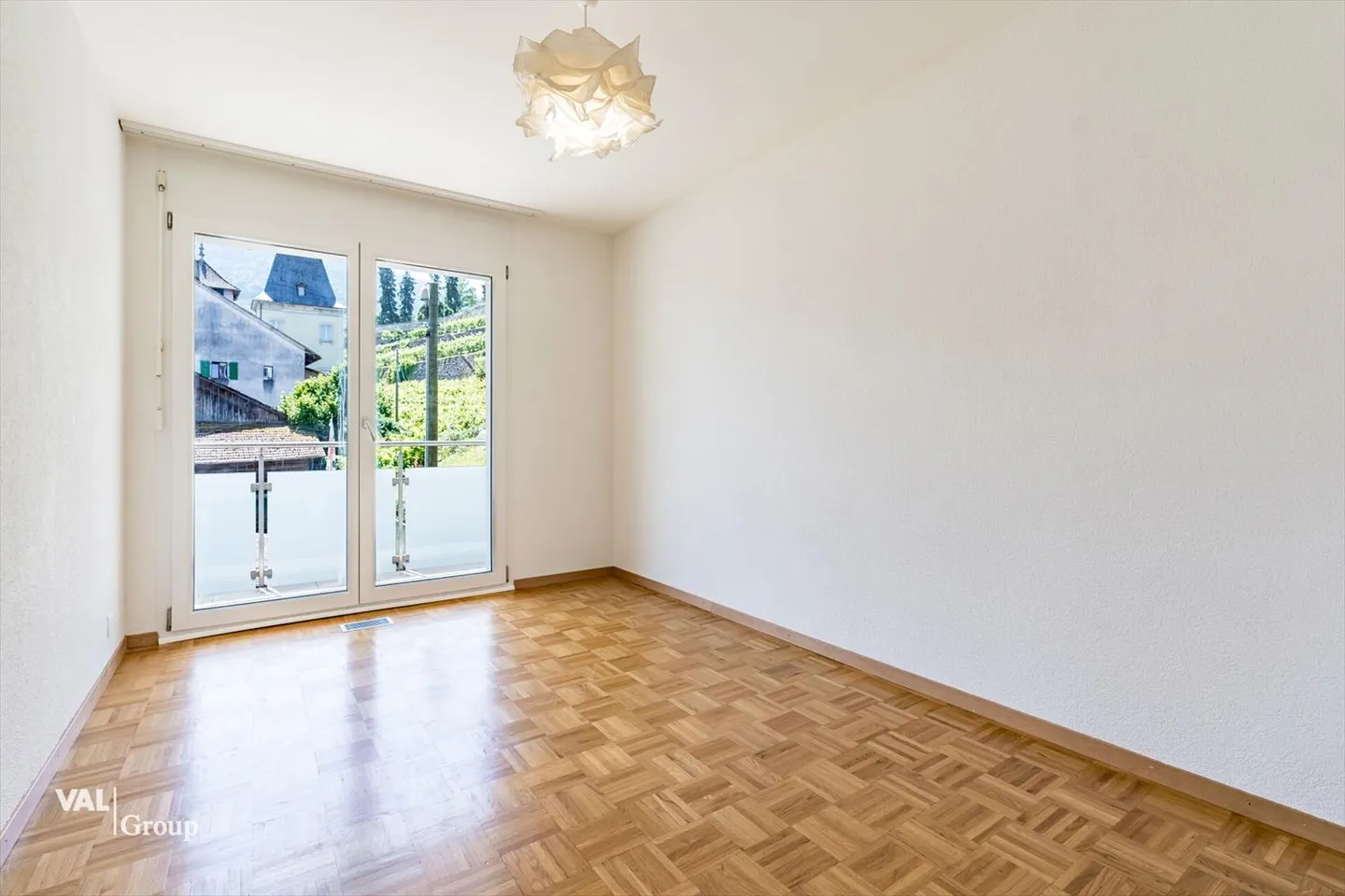 A bright and practical living space, just steps away from all amenities - Photo 5 of 11