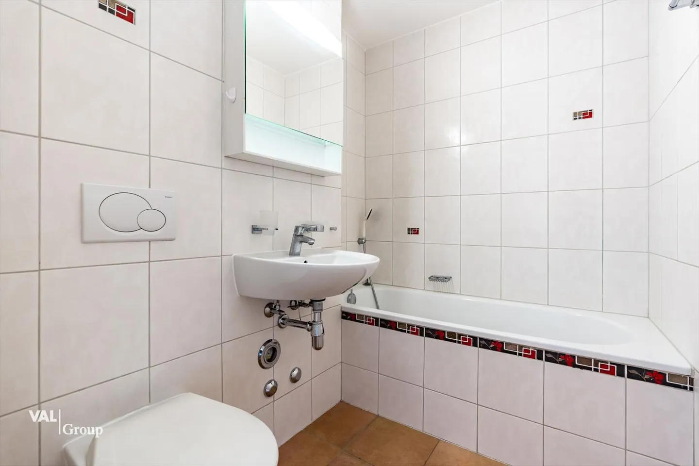 A bright and practical living space, just steps away from all amenities - Photo 7 of 11