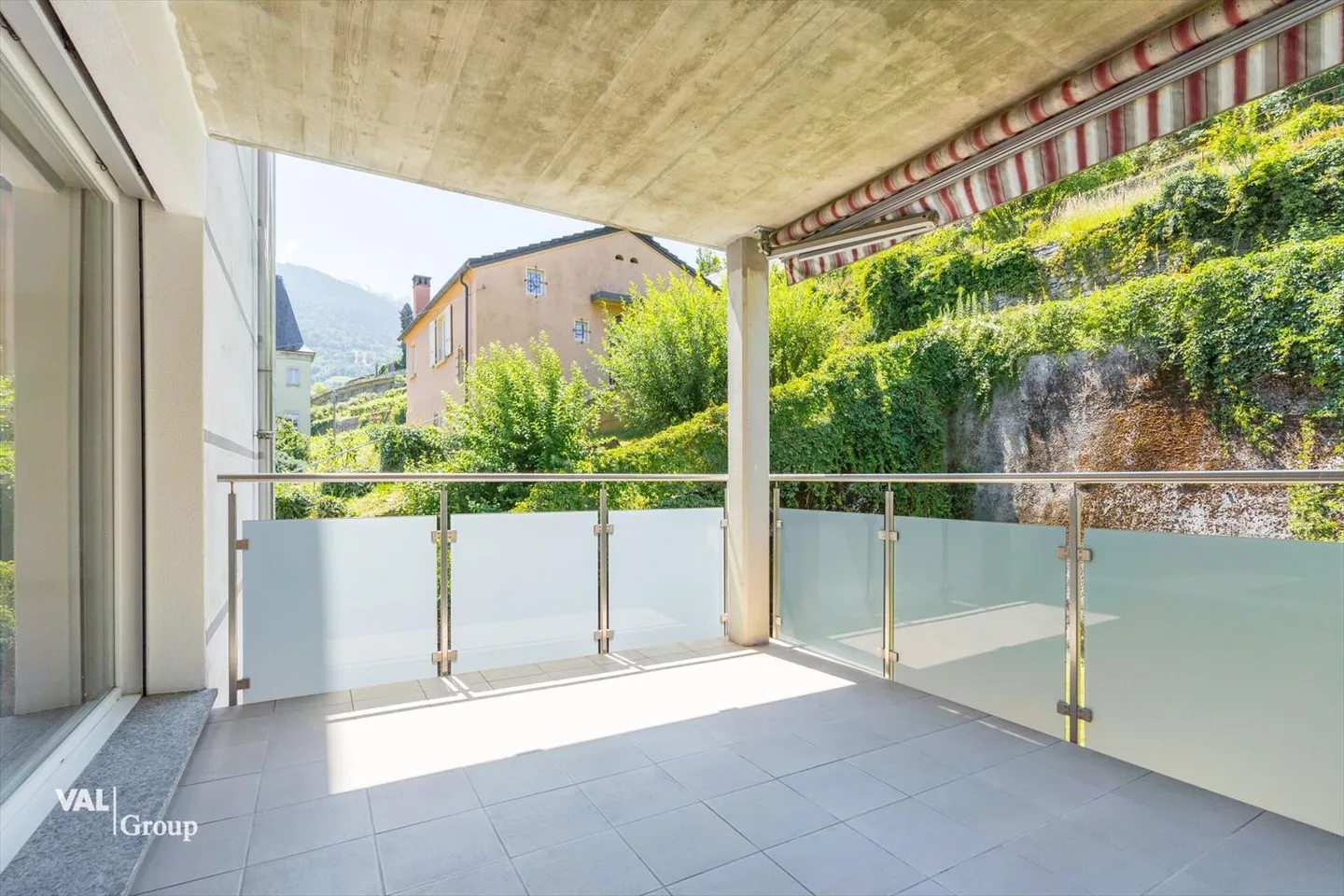 A bright and practical living space, just steps away from all amenities - Photo 9 of 11