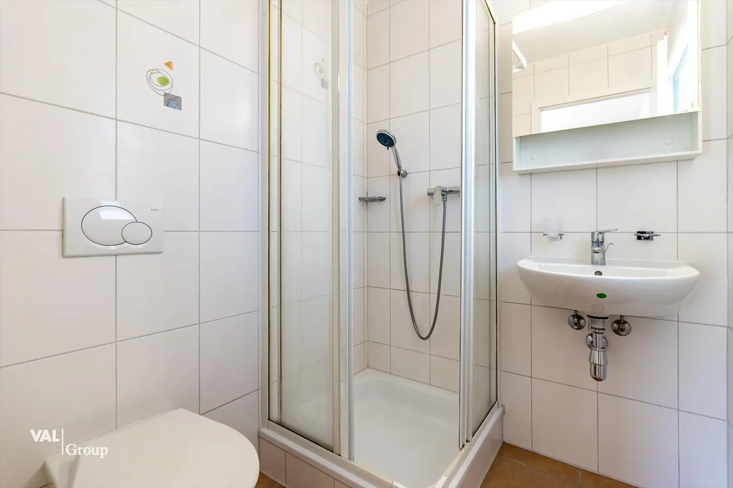 A bright and practical living space, just steps away from all amenities - Photo 4 of 11