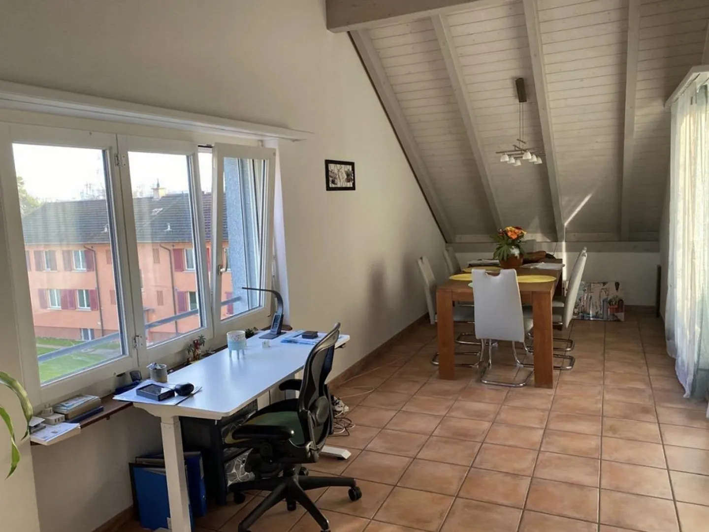 Belle appartement en attique de 2,5 pièces à Glattbrugg avec balcon près de la gare d'Opfikon/Glattbrugg - Photo 3 sur 8