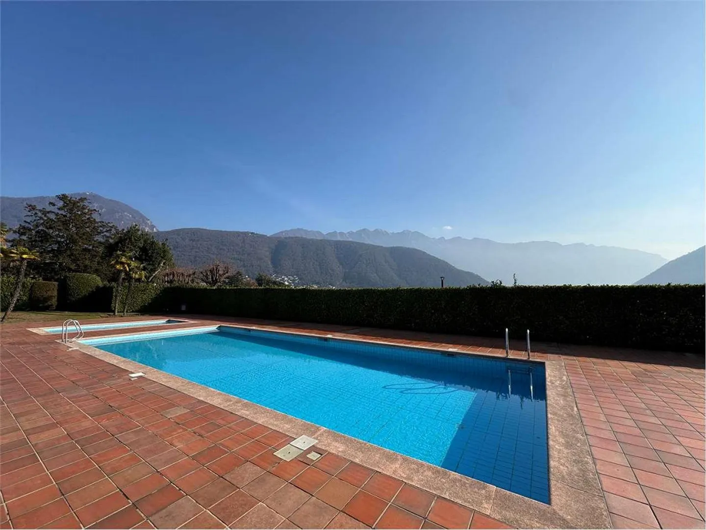 Beautiful 2.5-room apartment with lake view in Meli - Photo 1 of 9