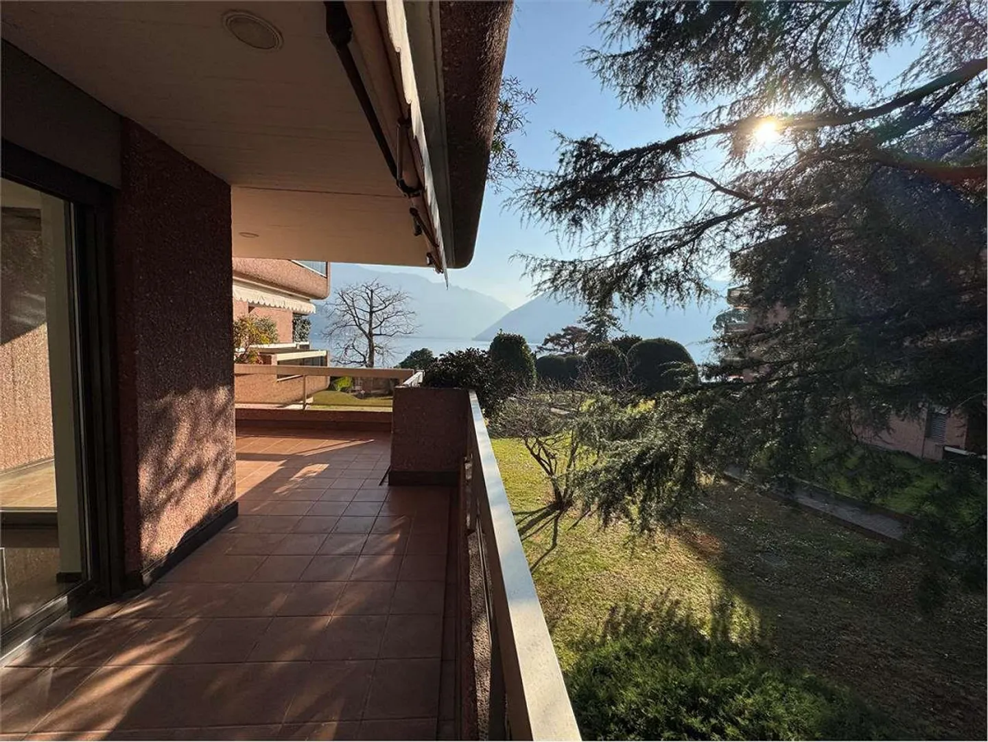 Beautiful 2.5-room apartment with lake view in Meli - Photo 3 of 9