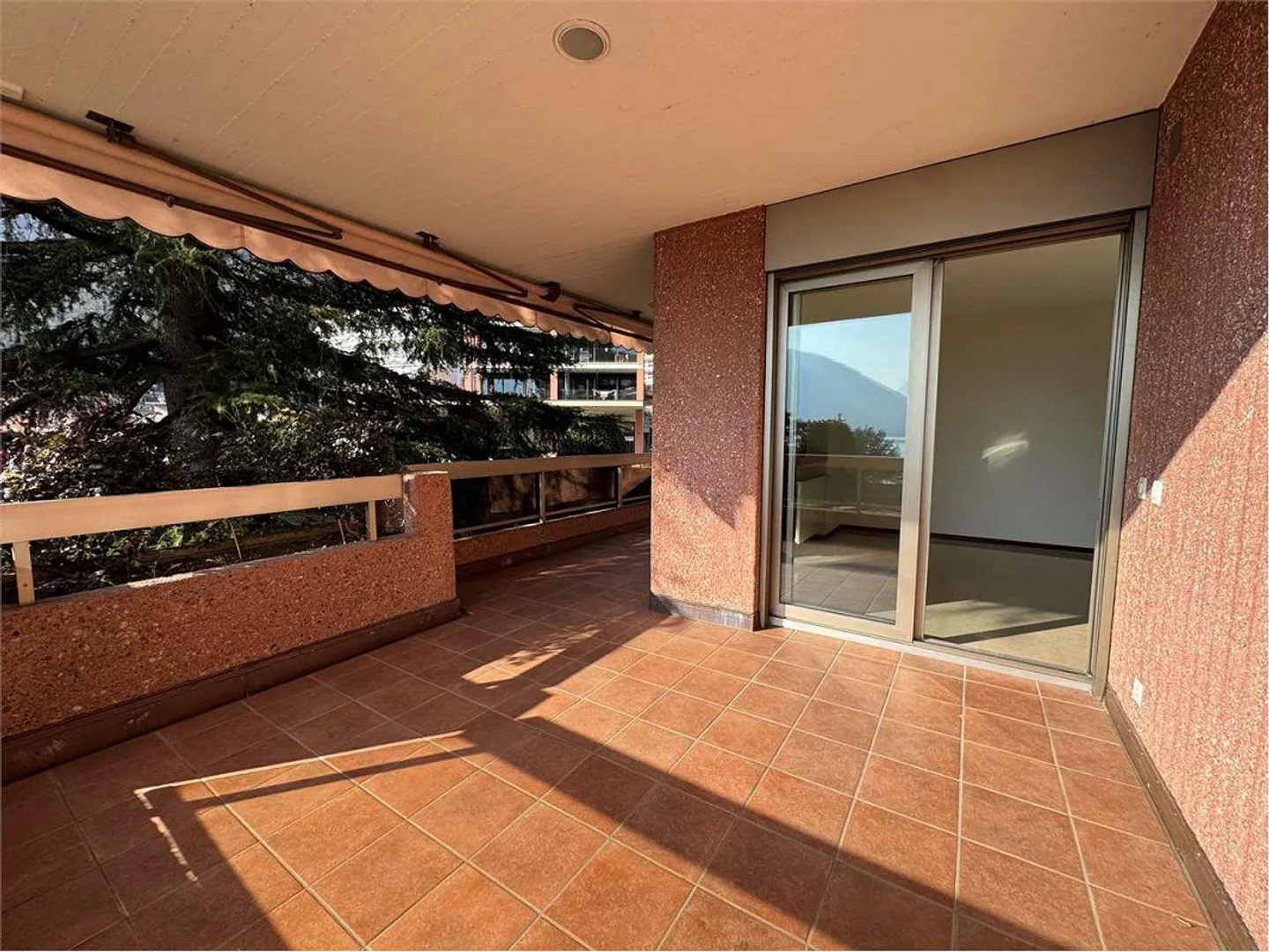 Beautiful 2.5-room apartment with lake view in Meli - Photo 4 of 9