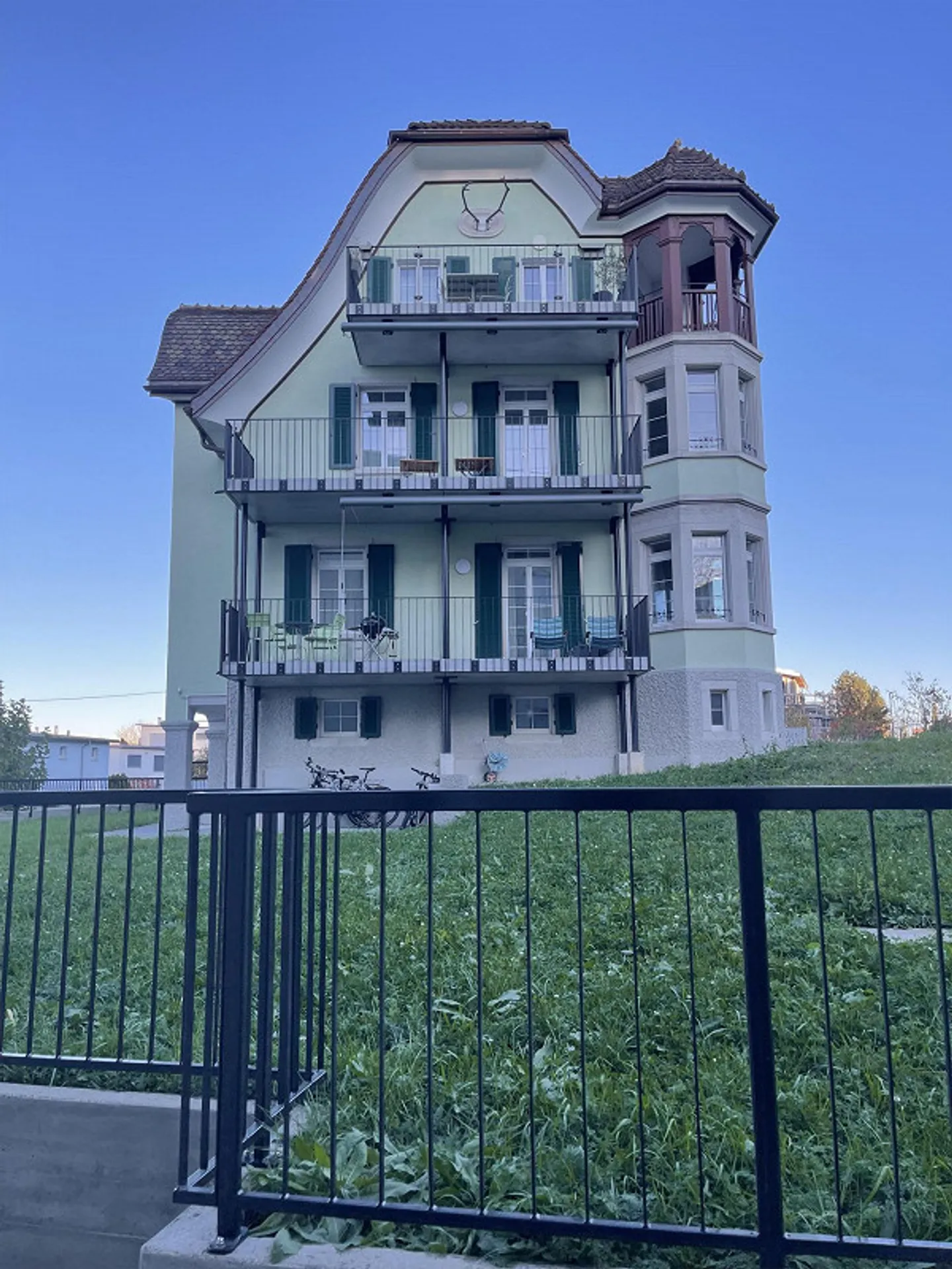 Bellissimo appartamento luminoso con balcone nella Villa Diana Feuerthalen - Foto 1 di 13