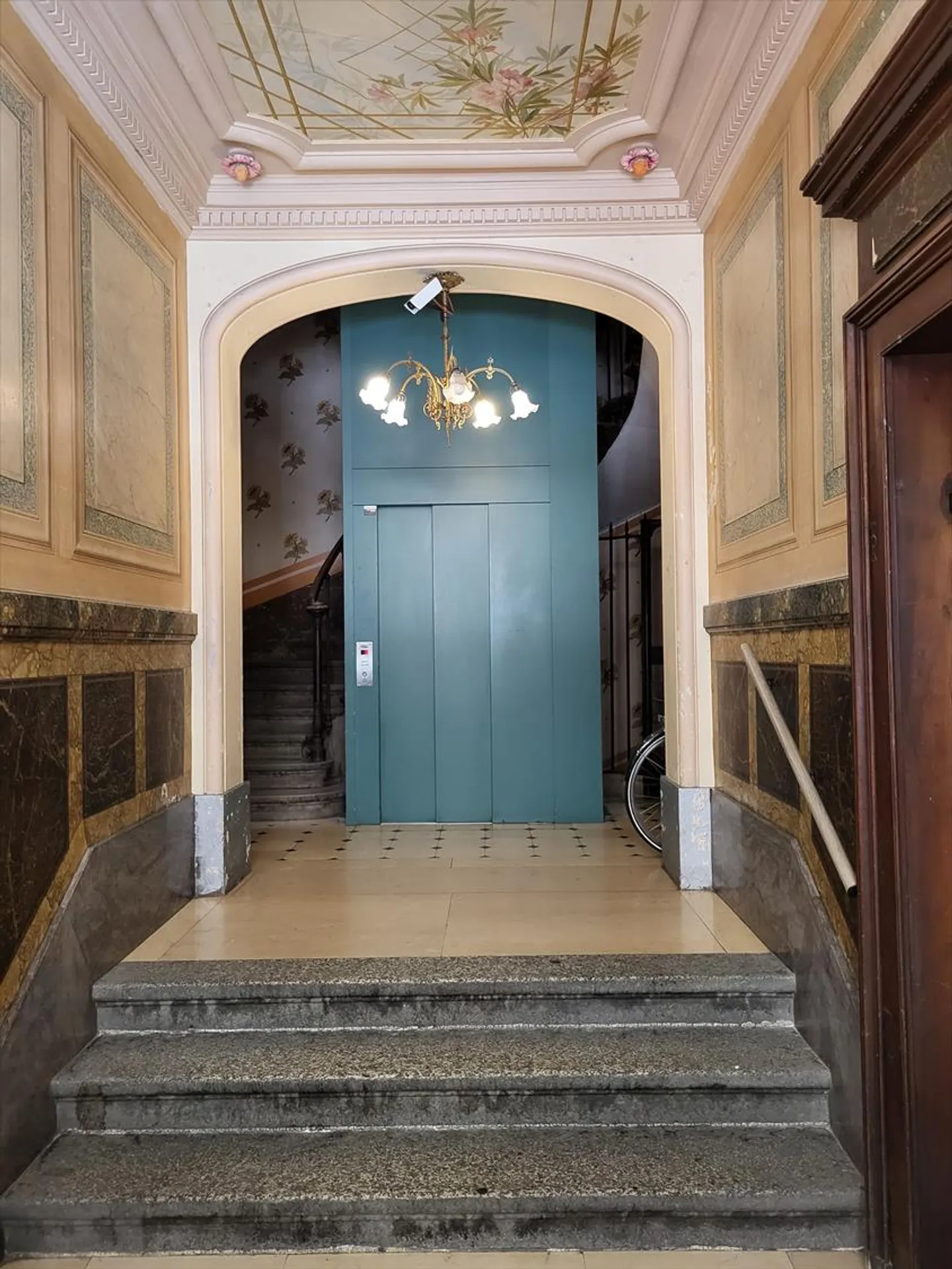 Appartement de 6 pièces avec balcon dans le quartier de Plainpalais - Photo 2 sur 13