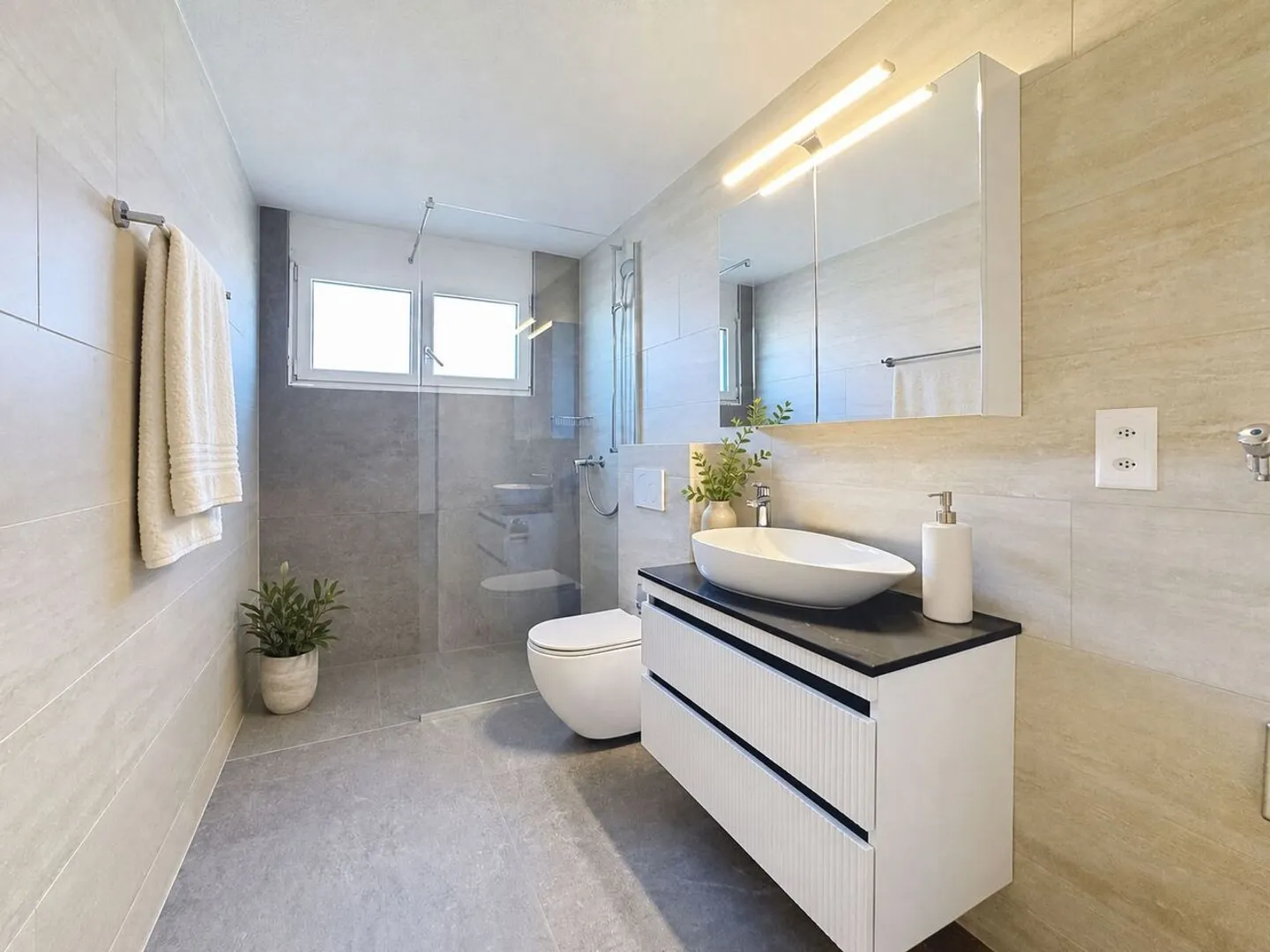 Sehr schöne renovierte 3,5-Zimmer-Wohnung mit Balkon - Foto 8 von 11