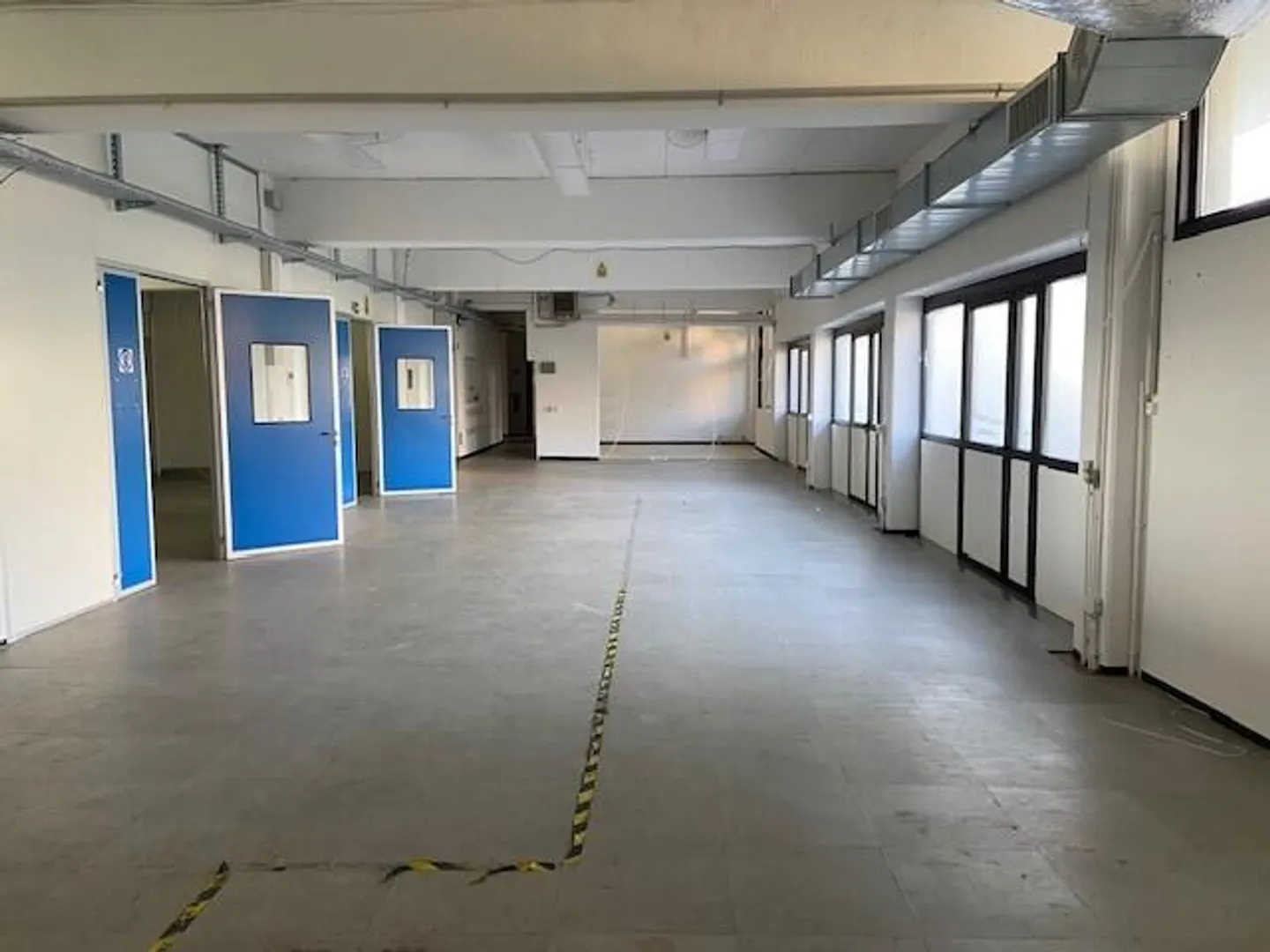 GRAND BÂTIMENT ARTISANAL/COMMERCIAL INDÉPENDANT À BALERNA - Photo 4 sur 9