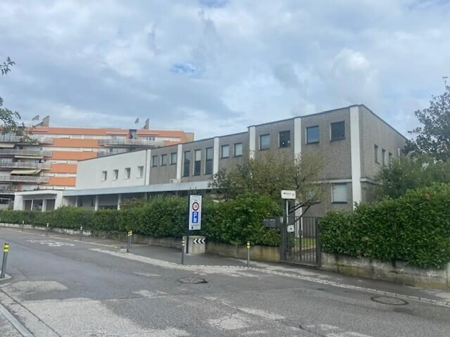 GRAND BÂTIMENT ARTISANAL/COMMERCIAL INDÉPENDANT À BALERNA - Photo 1 sur 9