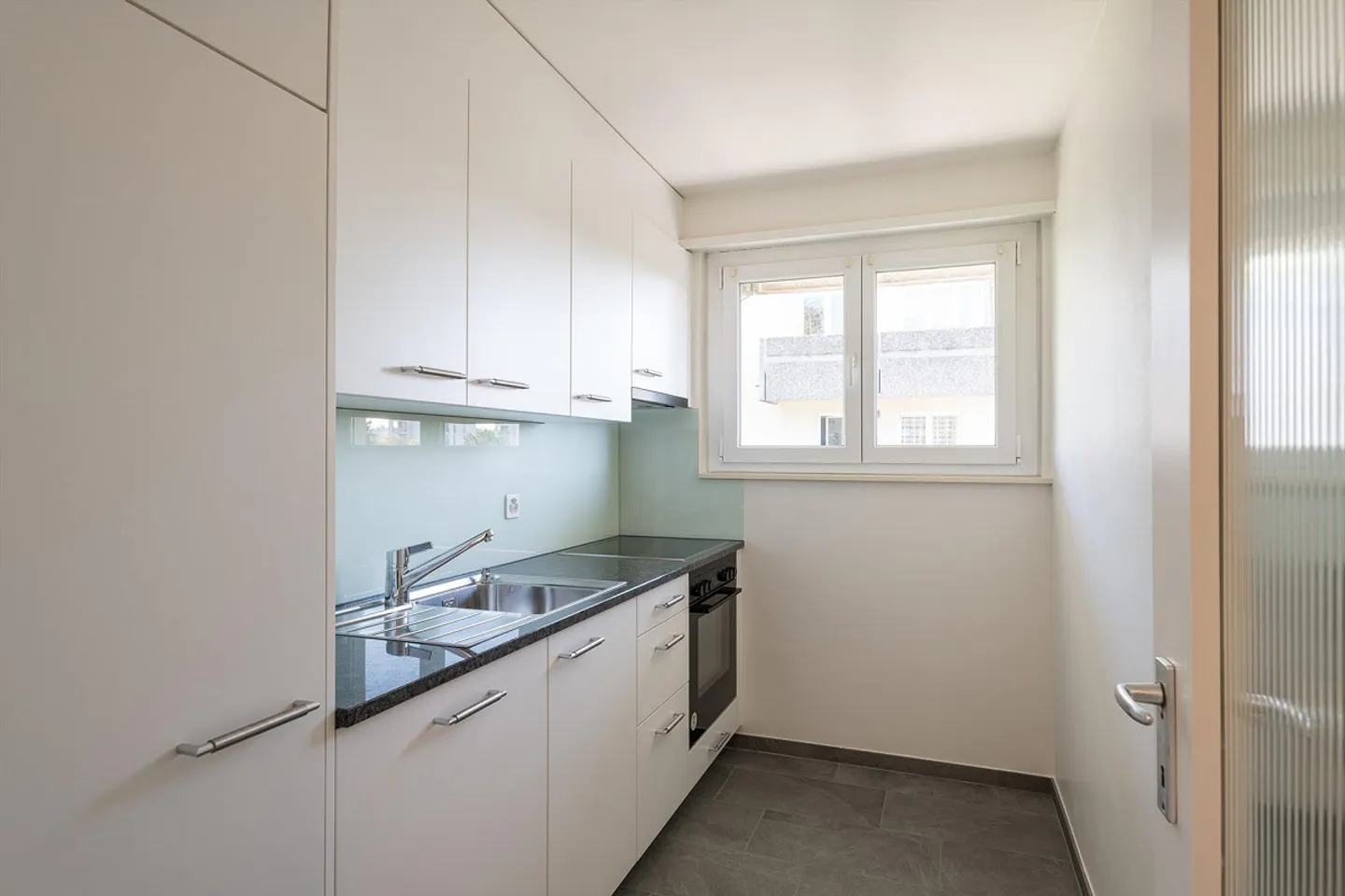 Appartement rénové de 4 pièces 80m2 dans un emplacement calme et central - Photo 4 sur 12