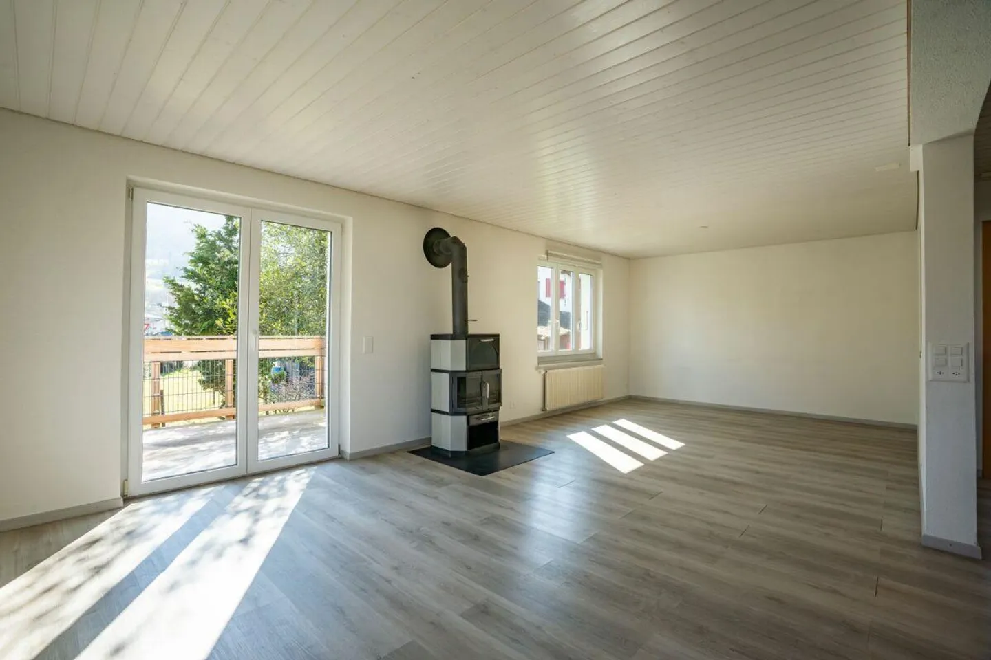 Family idyll in the green - charming single-family house with potential - Photo 2 of 13