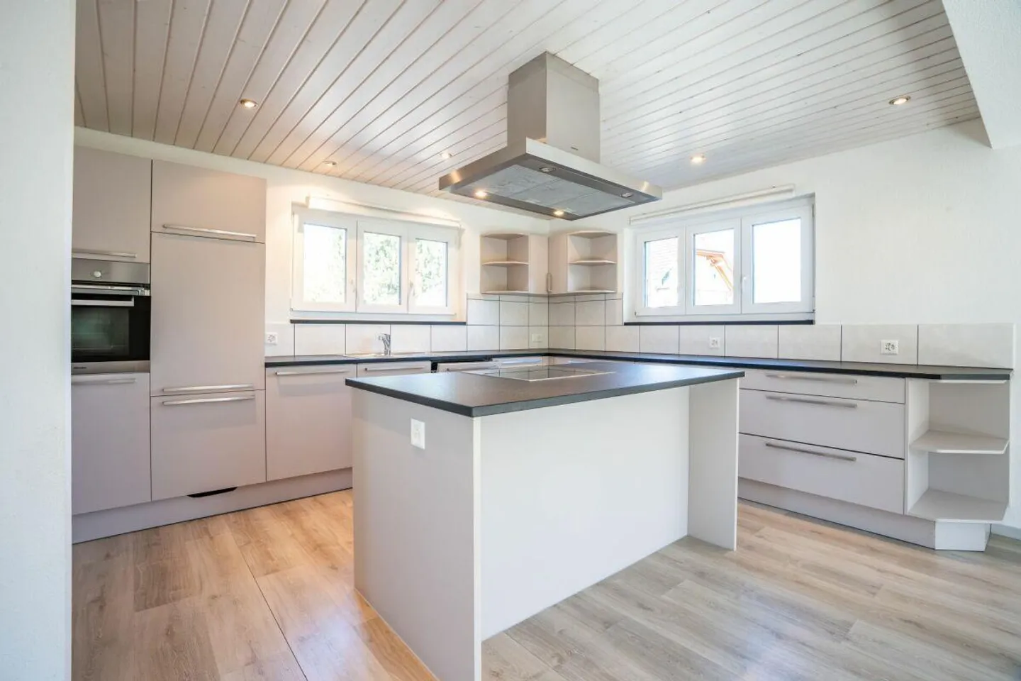 Family idyll in the green - charming single-family house with potential - Photo 4 of 13