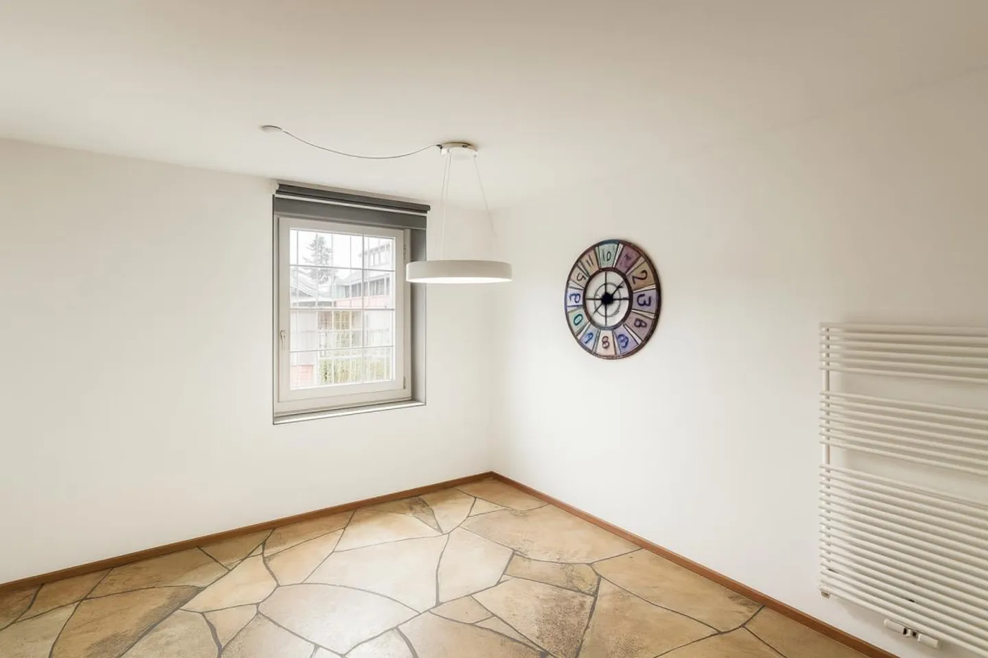 Proprietà unica con grande giardino - Foto 5 di 18