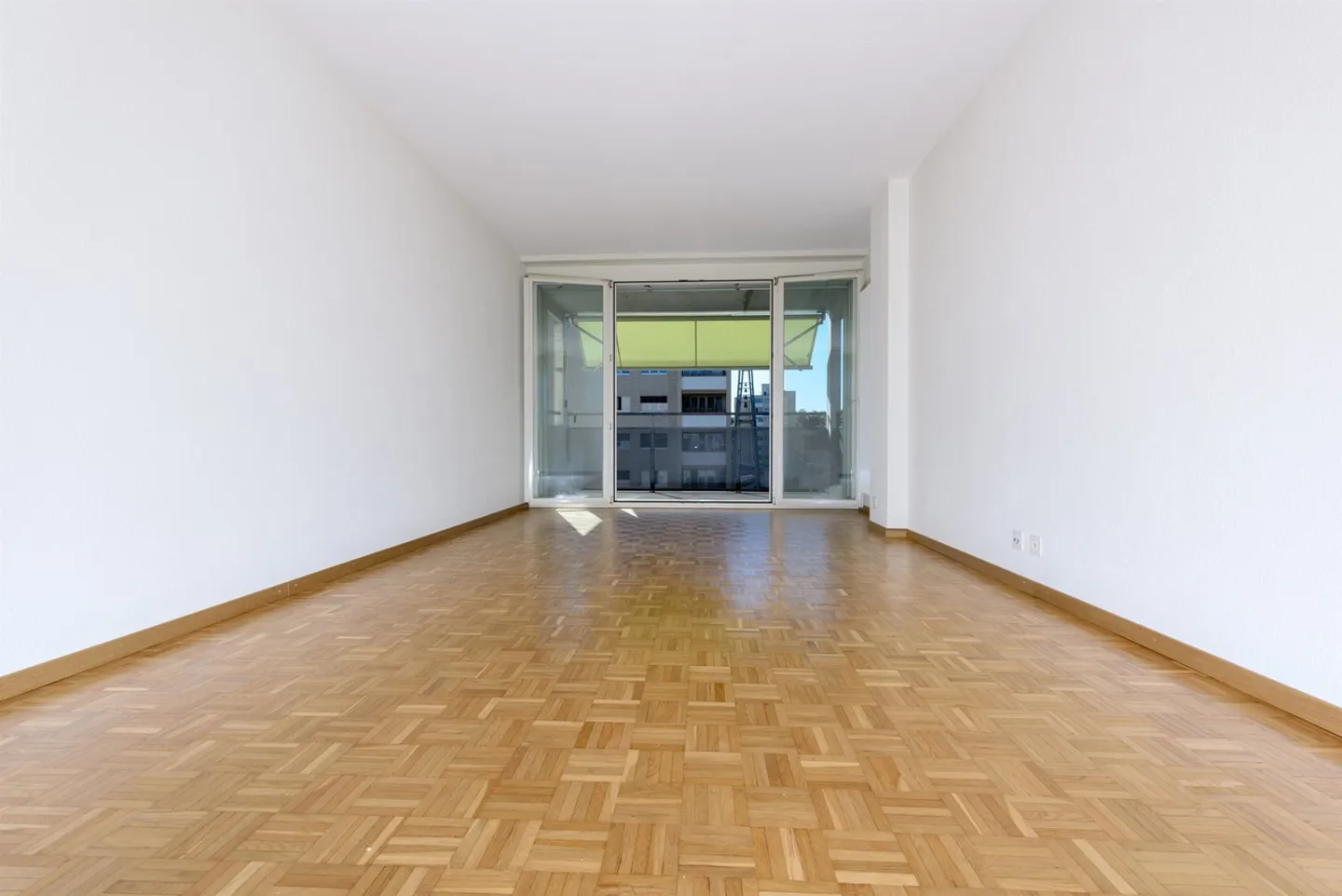 Grünes Viertel in der Nähe von Geschäften - Foto 1 von 6