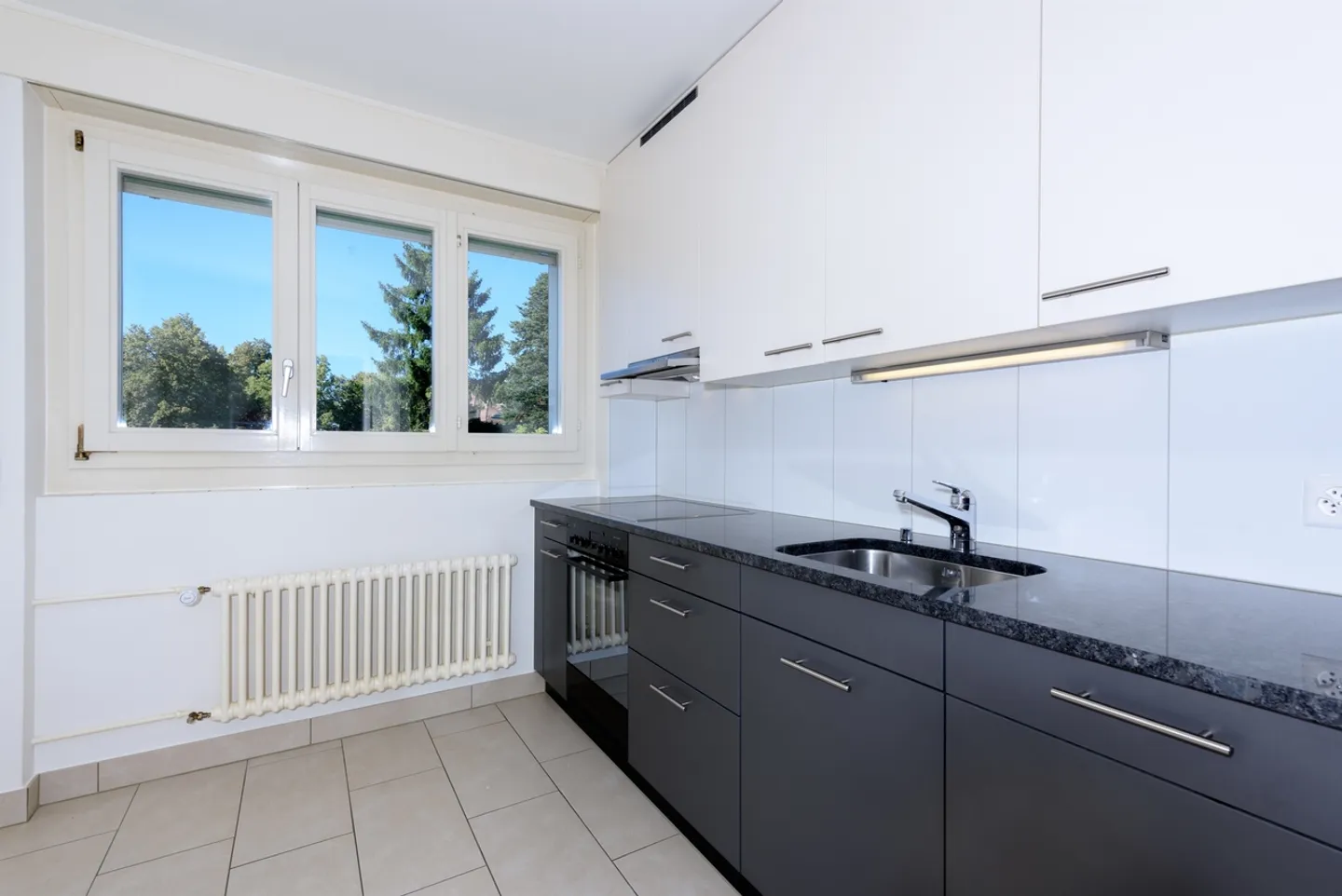 Grünes Viertel in der Nähe von Geschäften - Foto 2 von 6