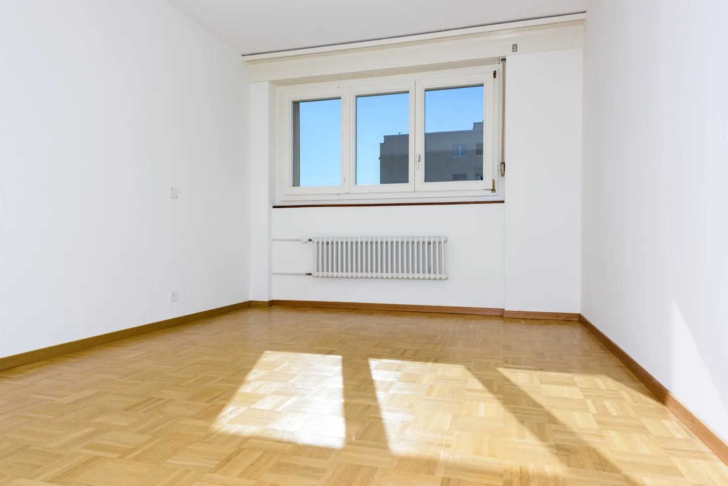 Grünes Viertel in der Nähe von Geschäften - Foto 3 von 6