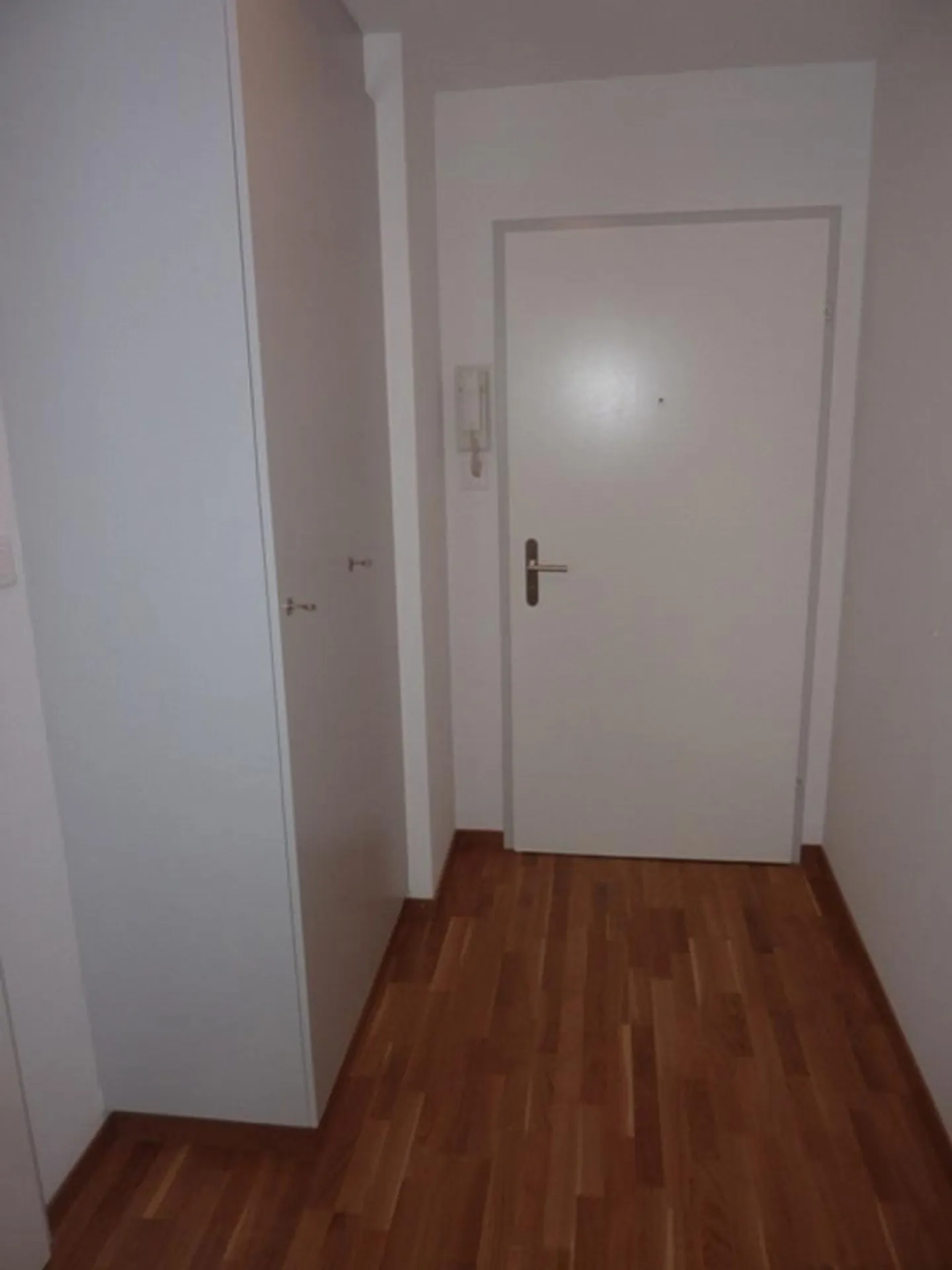 Appartamento singolo con balcone in posizione centrale - Foto 3 di 7