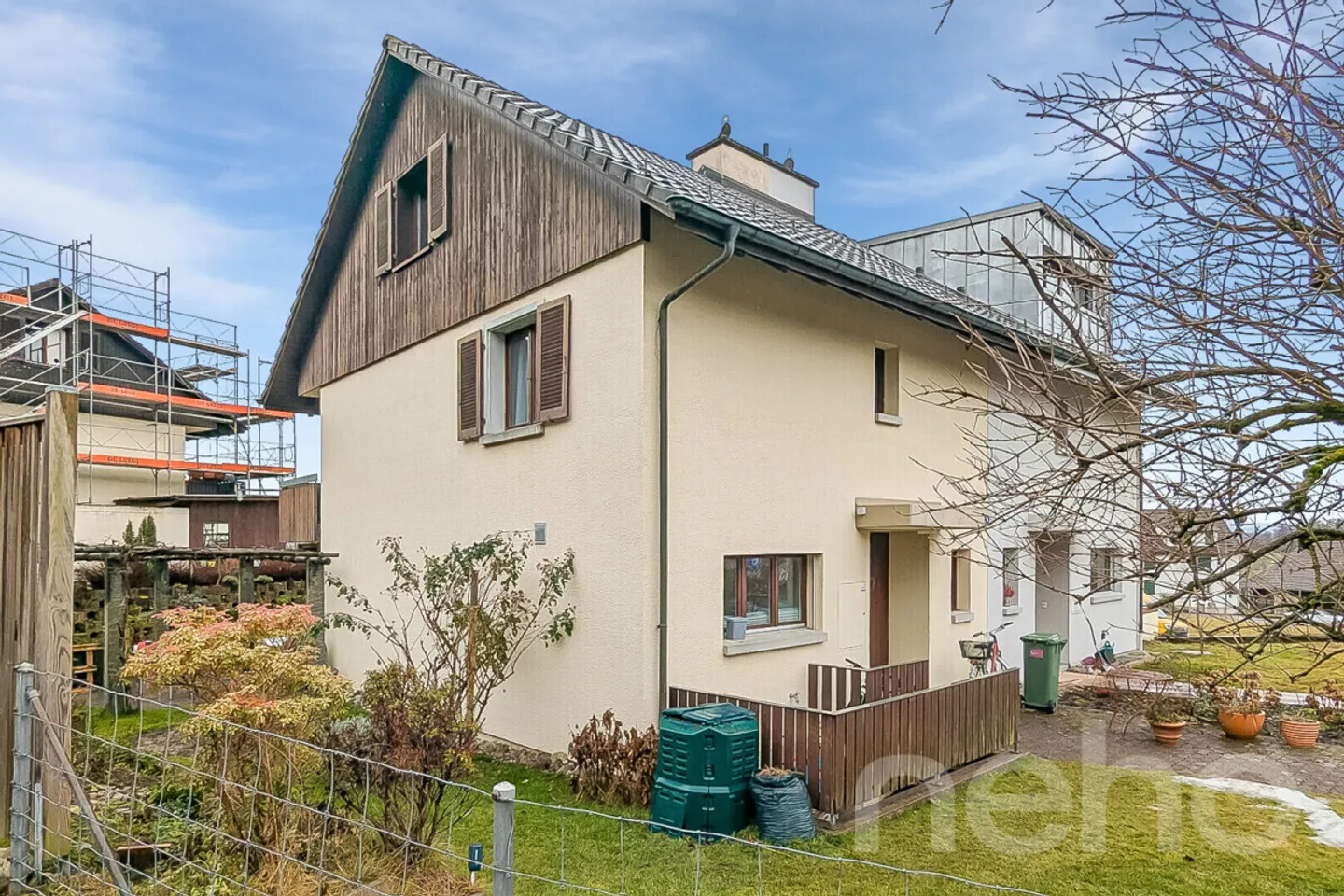 Modernized semi-detached house with PV system, heat pump, and pergola - Photo 2 of 12
