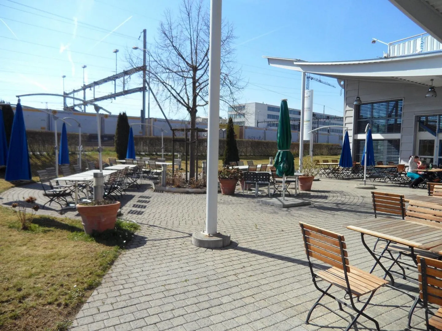 Benvenuti a ZWHATT: Area gastronomica direttamente alla stazione di Regensdorf - Foto 2 di 4