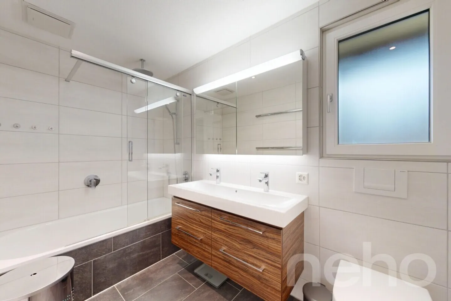 Modernized semi-detached house with PV system, heat pump, and pergola - Photo 9 of 12