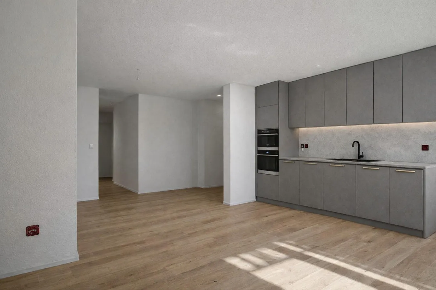 Top modern 2.5-room penthouse apartment for rent in Ittigen! - Photo 3 of 4