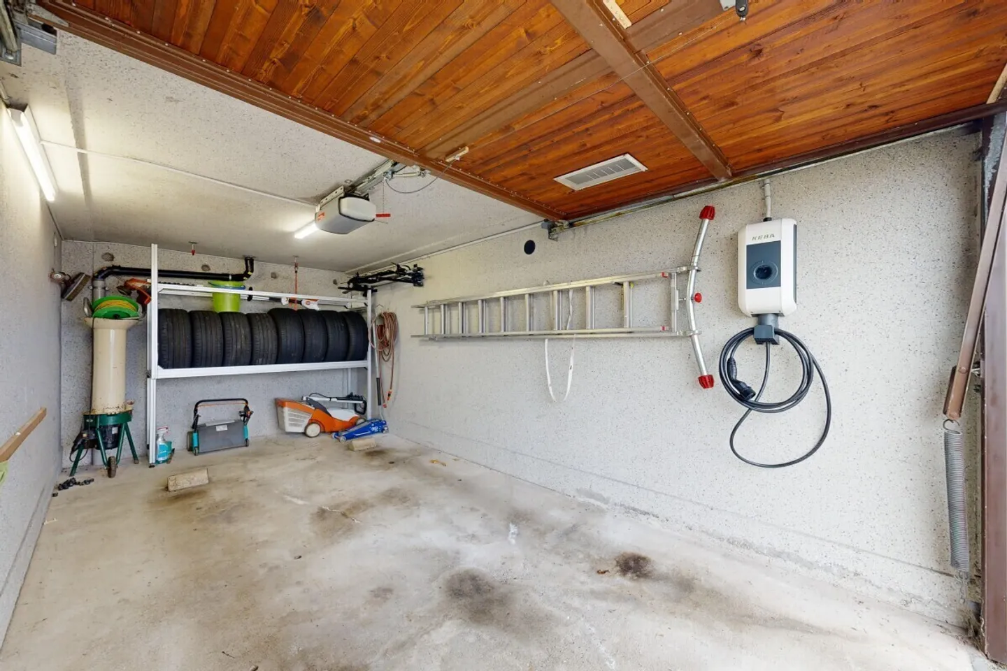 Modernized semi-detached house with PV system, heat pump, and pergola - Photo 12 of 12