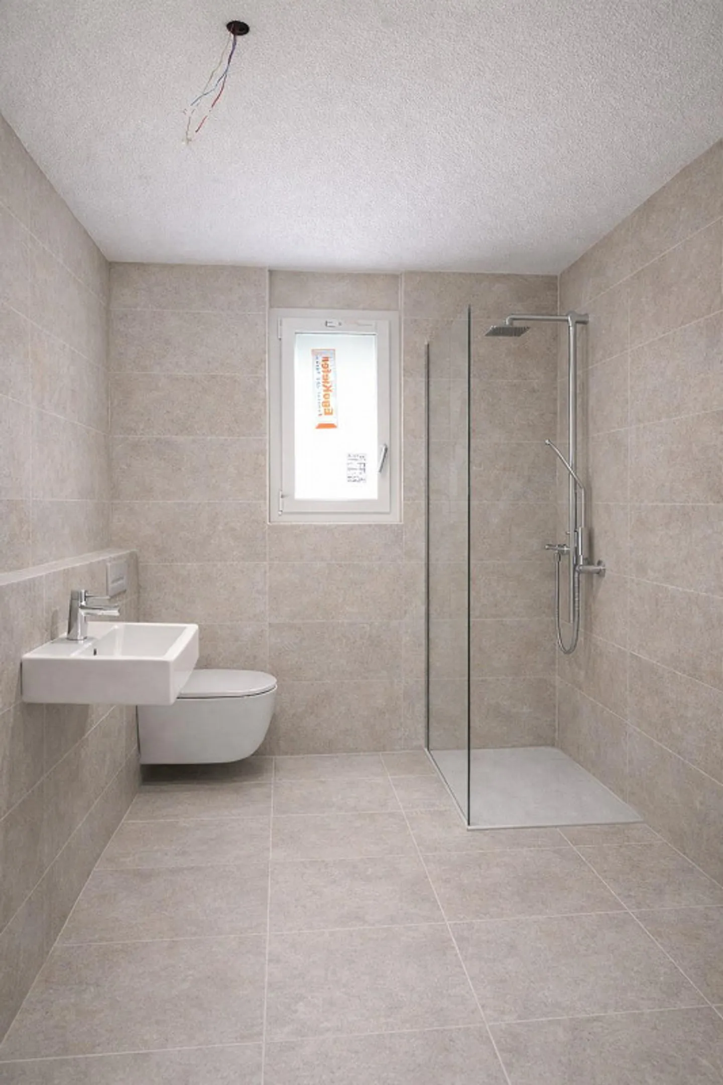 Top modern 2.5-room penthouse apartment for rent in Ittigen! - Photo 4 of 4