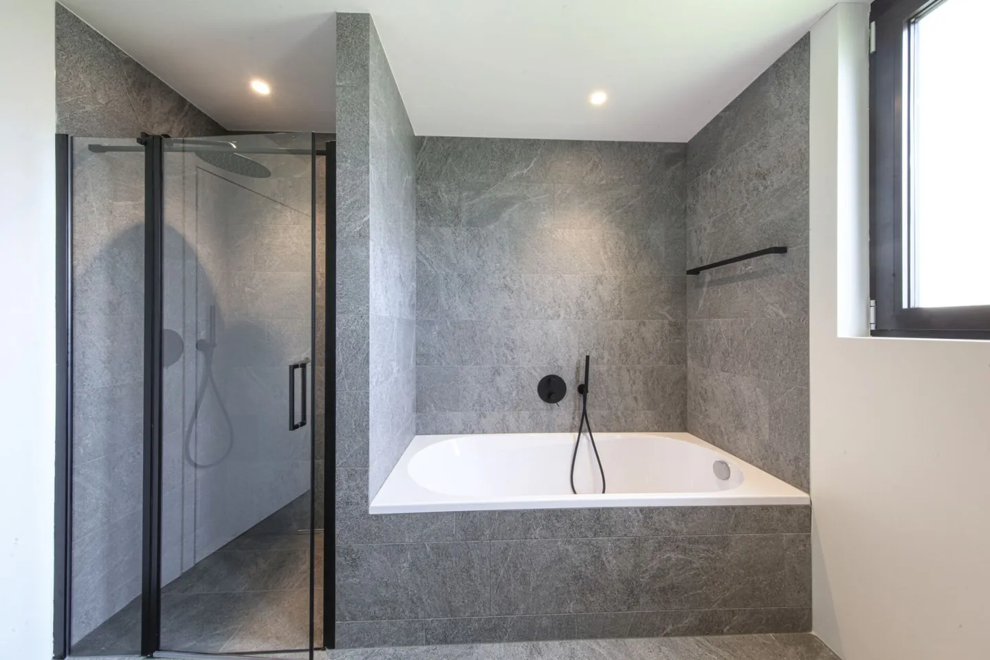 MINUSIO - New and elegant 4.5-room apartment with a large garden - Photo 14 of 22