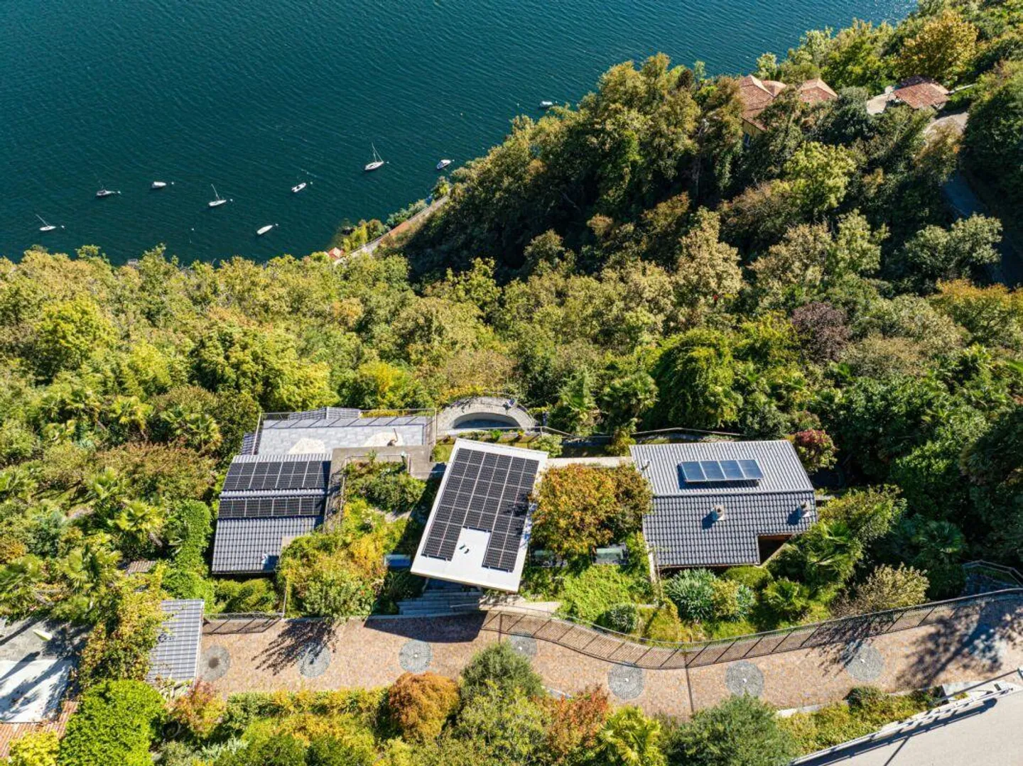 Villa with Stunning Lake View - Photo 16 of 16