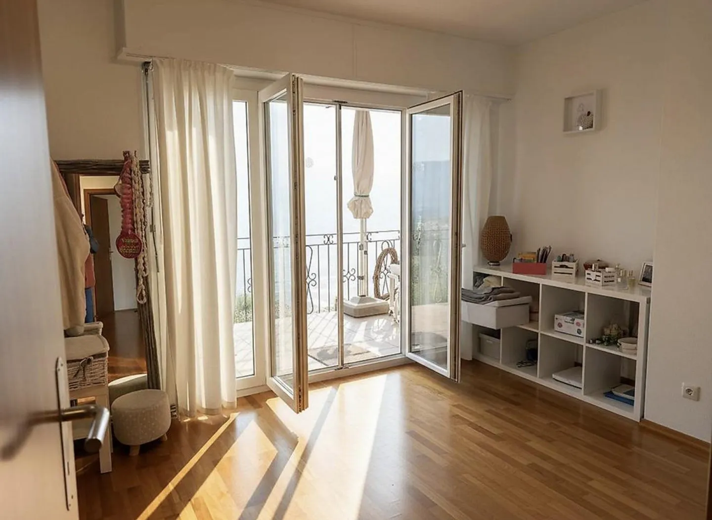 Bright apartment with lake view in Porza - Photo 5 of 11