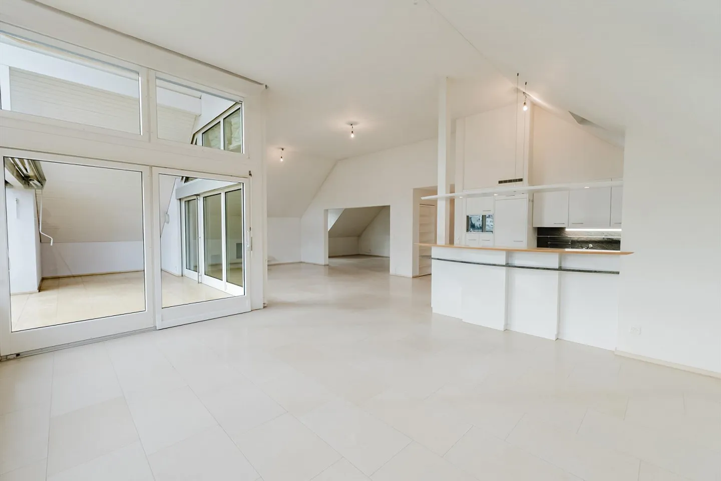 Grosszügige Dachwohnung mit aussergewöhnlicher Privatsphäre - Foto 4 von 10