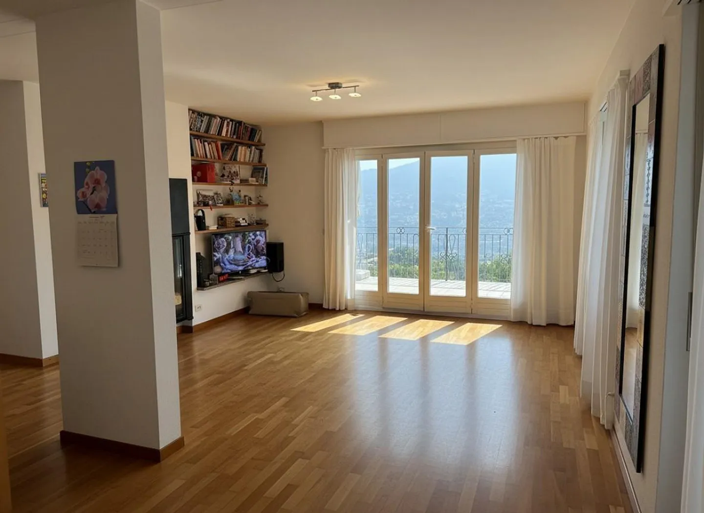 Bright apartment with lake view in Porza - Photo 3 of 11