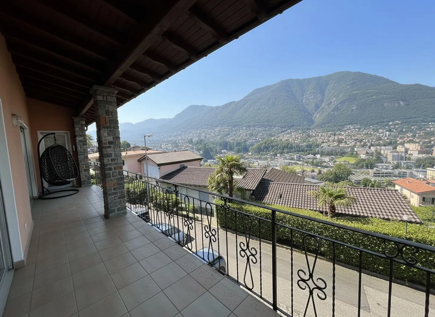 Bright apartment with lake view in Porza - Photo 9 of 11