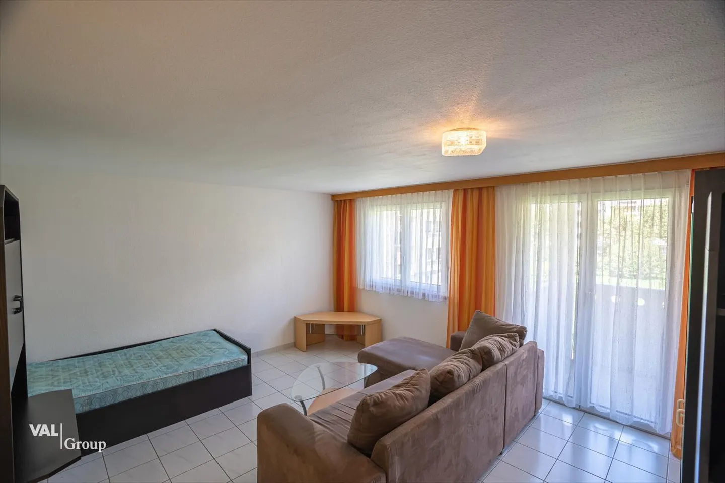 Central furnished studio with balcony for rent - Photo 2 of 10